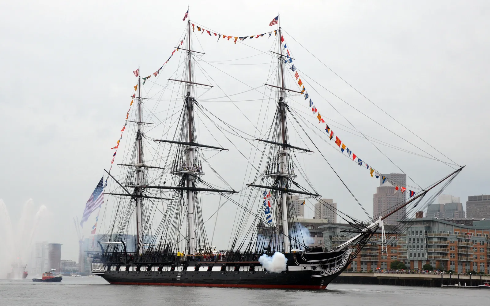 เรือรบไม้ USS Constitution จอดเทียบท่าที่ Charlestown Navy Yard บอสตัน