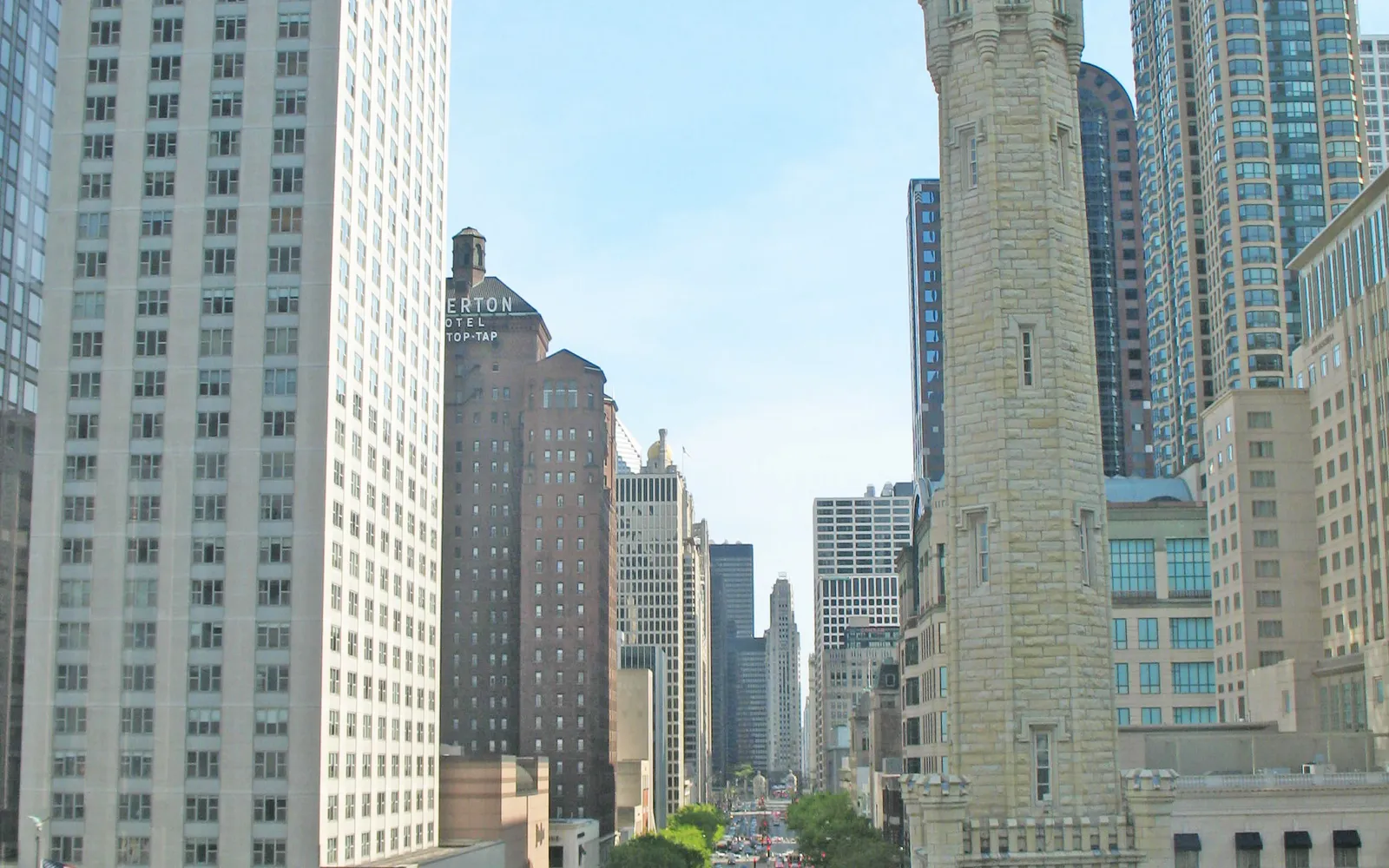 ถนน Magnificent Mile ชิคาโก อาคาร Tribune Tower และ Wrigley Building สถาปัตยกรรมหลากยุคเรียงรายสองข้างถนน Michigan Avenue กว้างยาวสุดสายตา