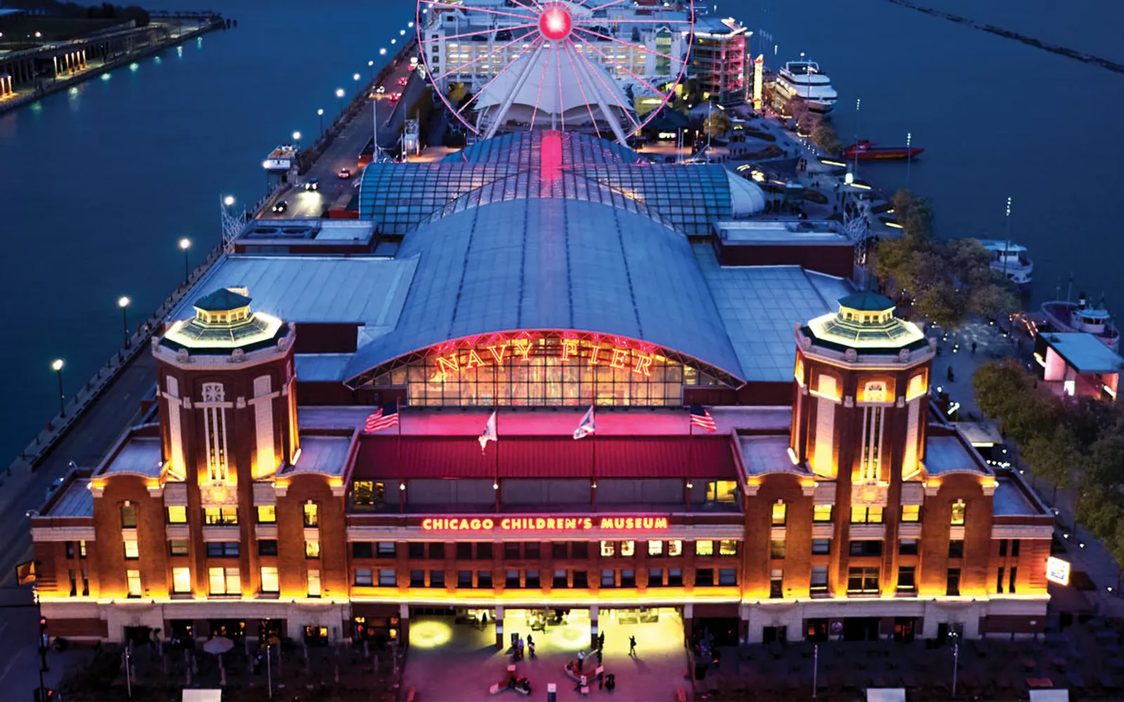 Navy Pier ชิคาโกยามค่ำ ชิงช้าสวรรค์ไฟสว่างกลางทะเลสาบมิชิแกน skyline ชิคาโกอยู่เบื้องหลัง