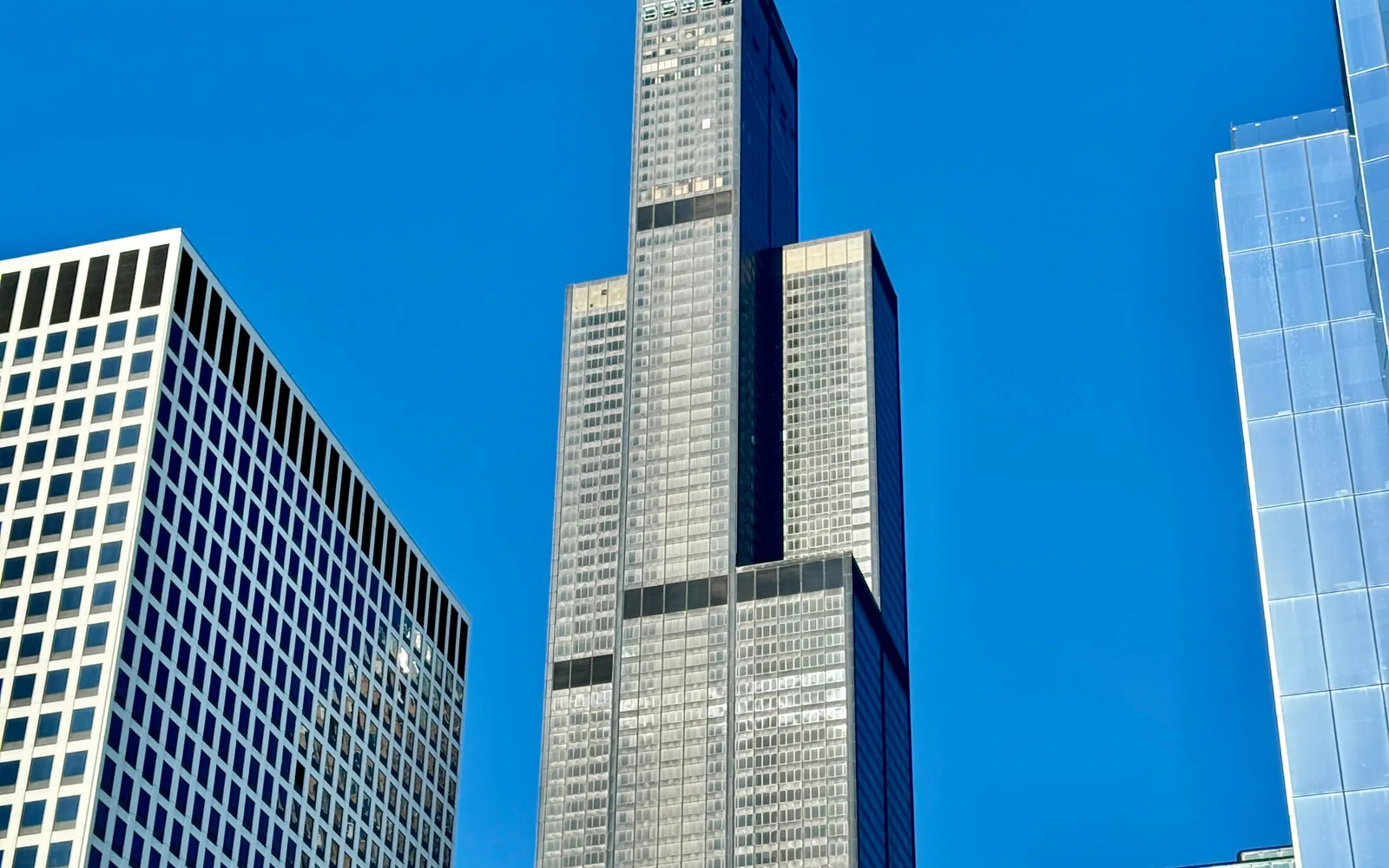 ชั้น 103 Willis Tower มองออกไปจาก The Ledge กระจกยื่นออกนอกตึก เห็น skyline ชิคาโกและทะเลสาบมิชิแกนสีฟ้าแผ่กว้างจนสุดสายตา