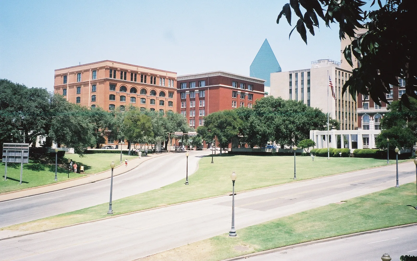 Dealey Plaza จุดประวัติศาสตร์ในดาวน์ทาวน์ดัลลัส