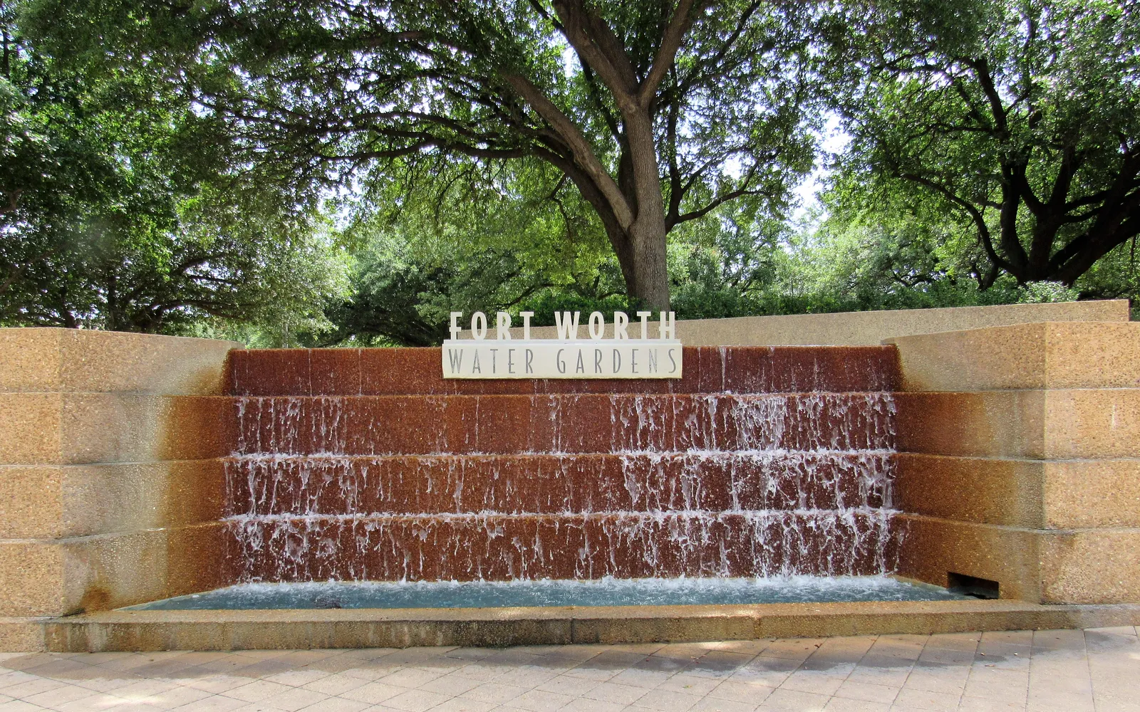 น้ำตกขั้นบันได Fort Worth Water Gardens