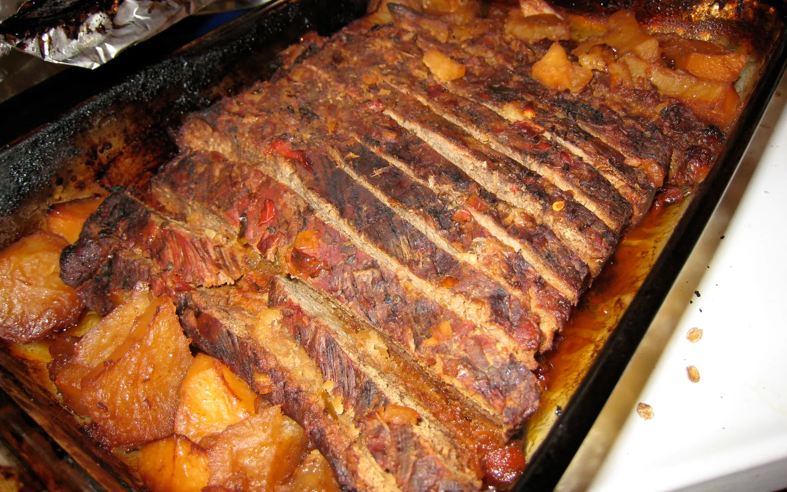 เนื้อ Texas BBQ Brisket หั่นหนาเผยให้เห็น smoke ring สีแดง วางบนถาดกระดาษขาวสไตล์เท็กซัส