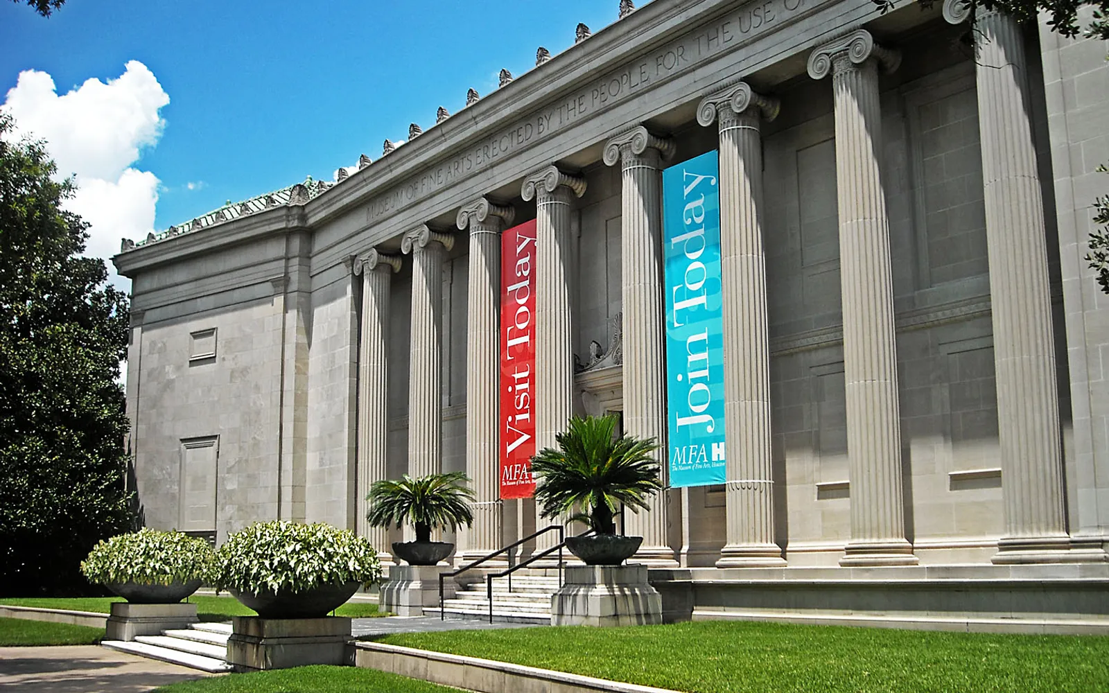 ด้านหน้าอาคาร Caroline Wiess Law Building ของ Museum of Fine Arts Houston ที่มีสถาปัตยกรรมคลาสสิก
