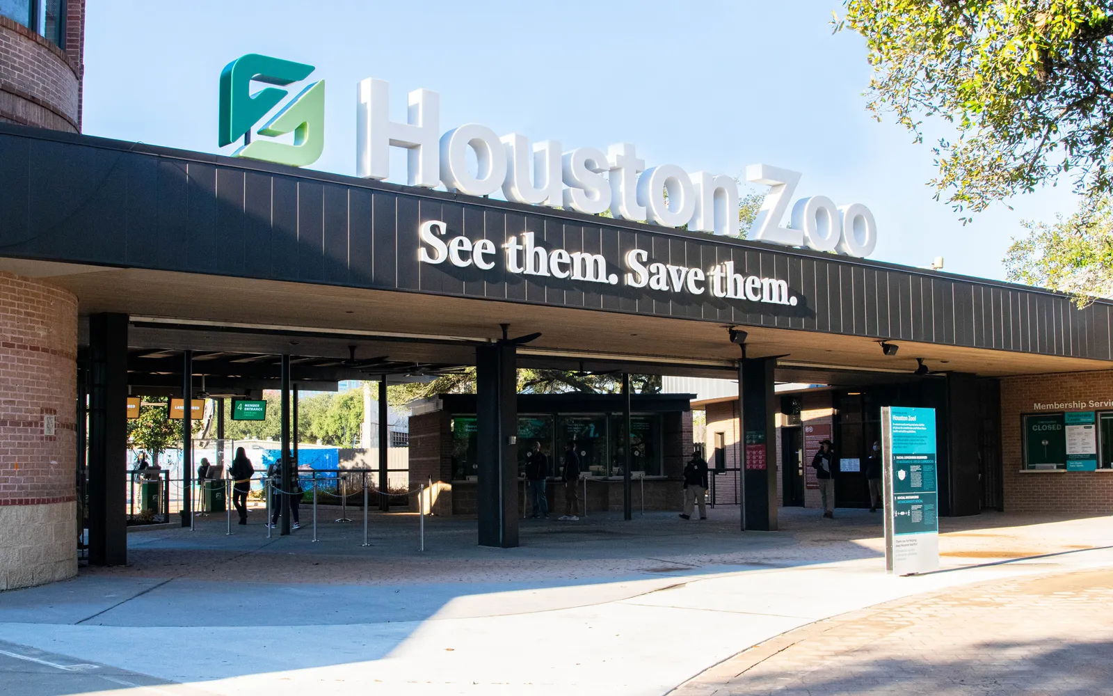 ช้างแอฟริกาในเขต African Forest ของ Houston Zoo ท่ามกลางพื้นที่เขียวชอุ่ม