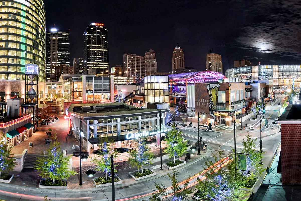 บรรยากาศย่านดาวน์ทาวน์ — Power & Light District ในแคนซัสซิตี