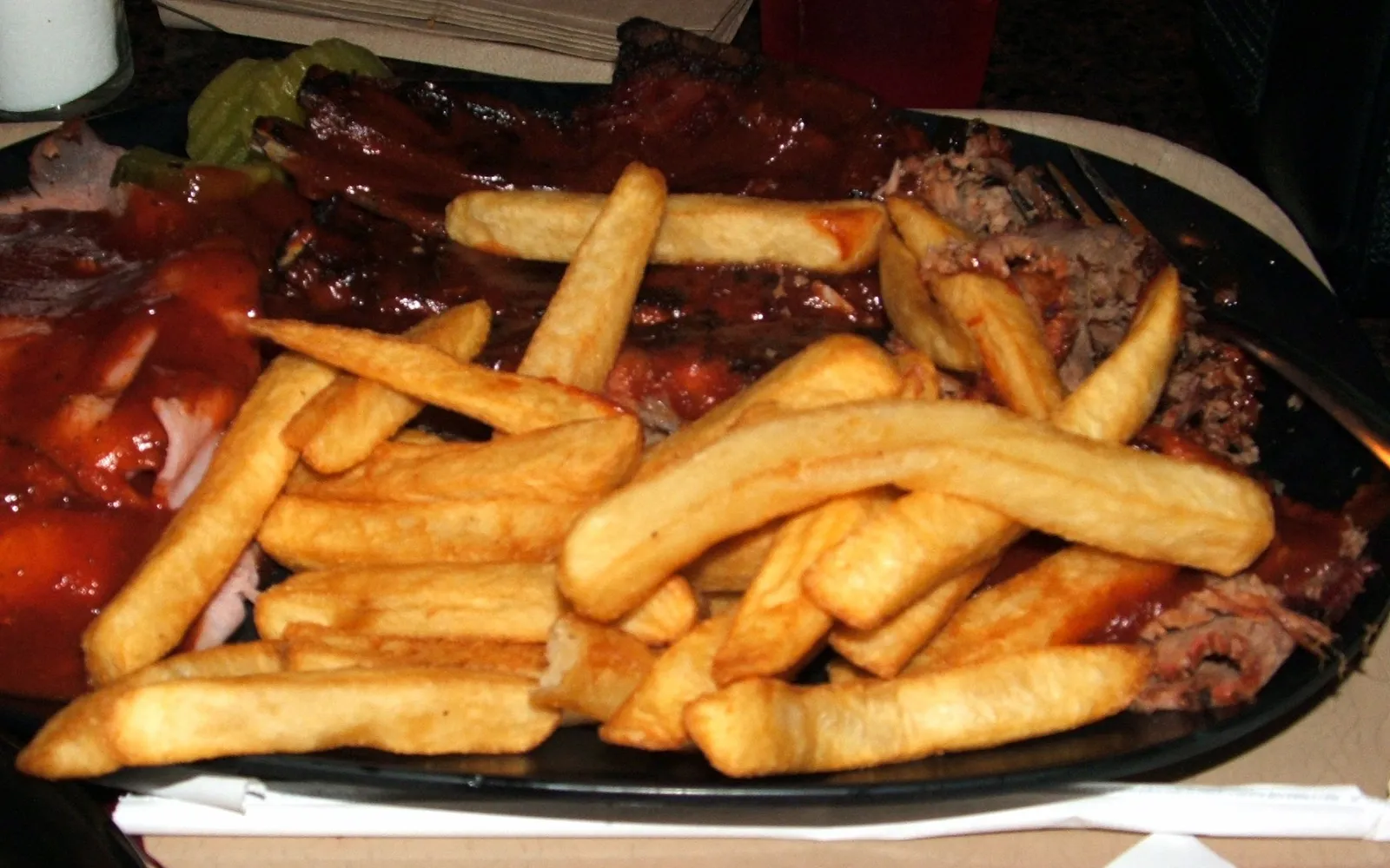 จาน BBQ สไตล์แคนซัสซิตีพร้อมซี่โครงหมูรมควันและซอสสีแดงเข้ม