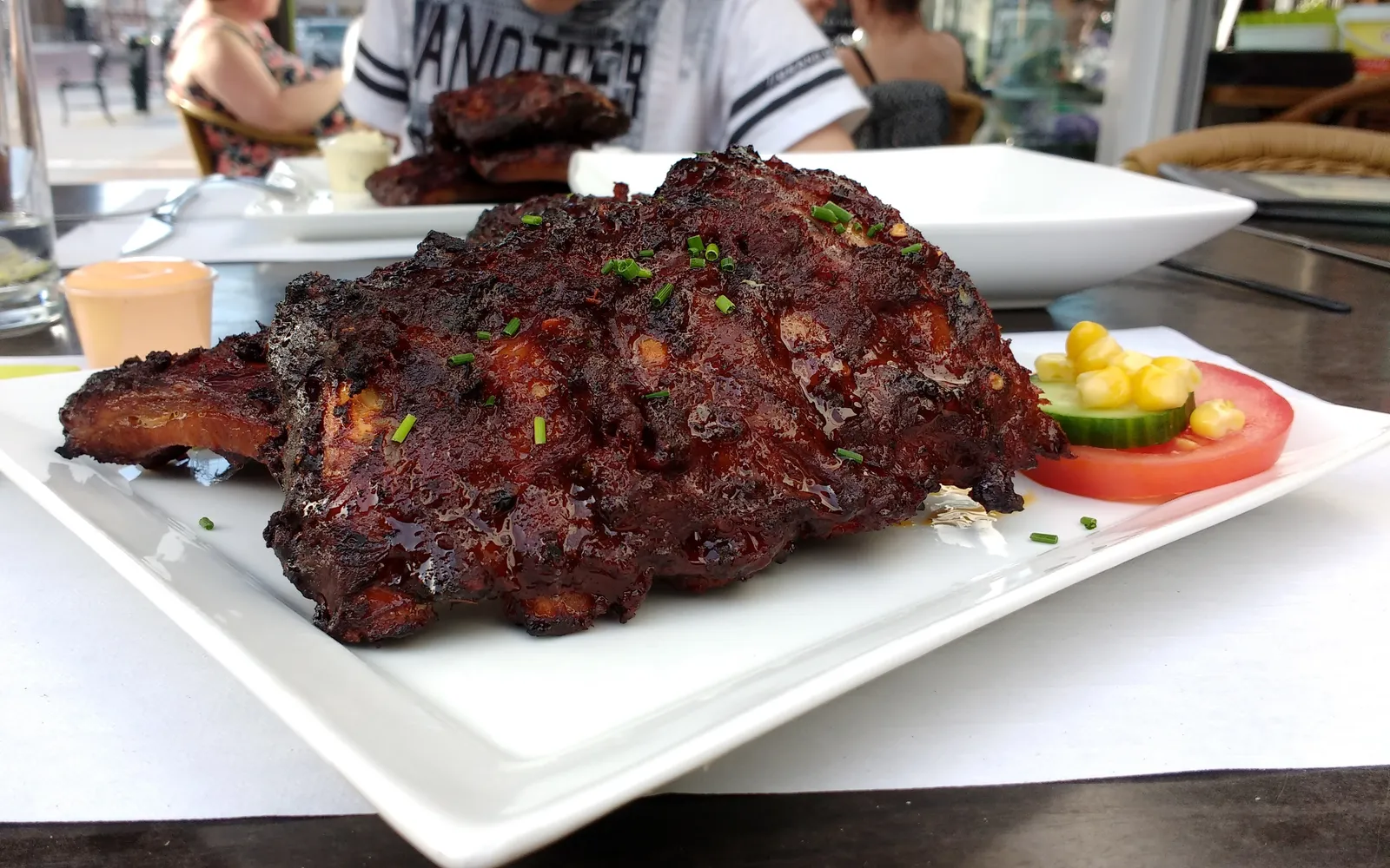 ซี่โครงหมูรมควันสไตล์ KC ที่เนื้อหลุดกระดูกนุ่มเต็มคำ