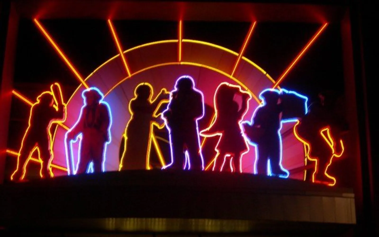 ป้ายนีออนสีสันสดใสของ American Jazz Museum ในย่าน 18th and Vine
