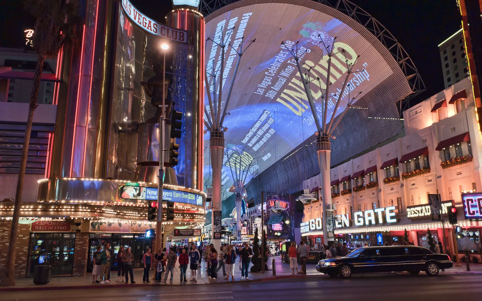 Fremont Street Experience ย่านดาวน์ทาวน์ลาสเวกัส หลังคา LED ขนาดยักษ์ยาว 460 เมตรฉายภาพแอนิเมชันสีสดใส บนถนนคนเดินที่เต็มไปด้วยนักท่องเที่ยว