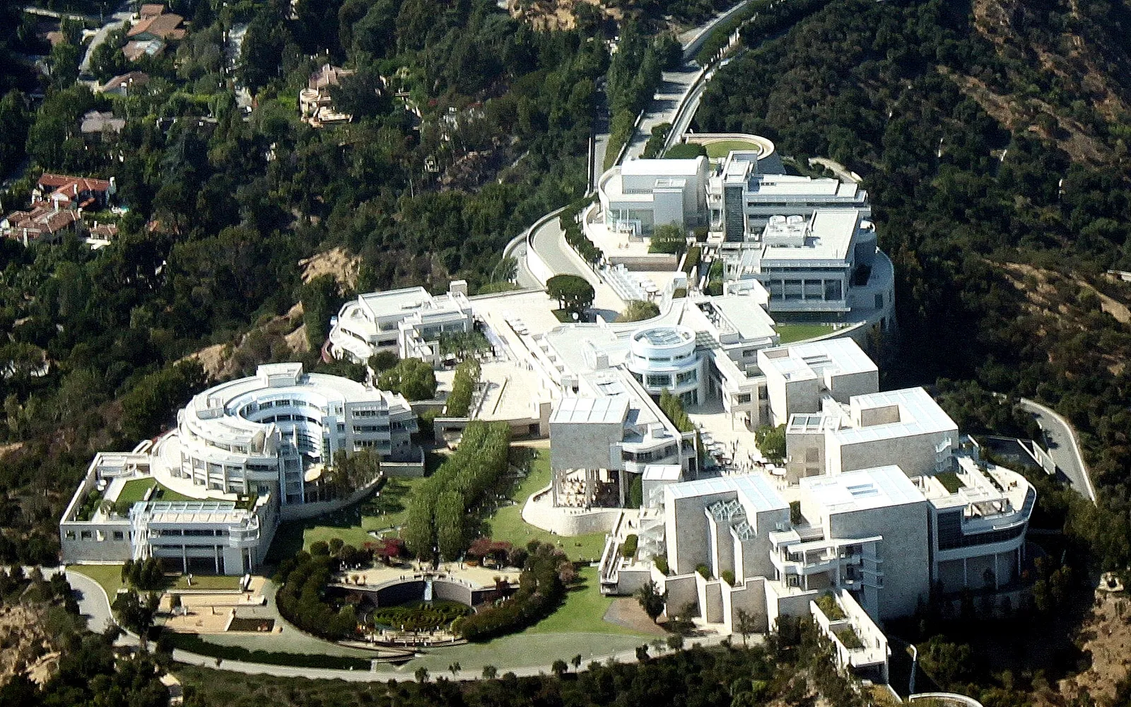 อาคารสีขาวสะอาดตาของ Getty Center บนเนินเขา ล้อมรอบด้วยสวนตัดแต่งสวยงาม มองเห็นวิวลอสแอนเจลิสและมหาสมุทรแปซิฟิกในระยะไกล