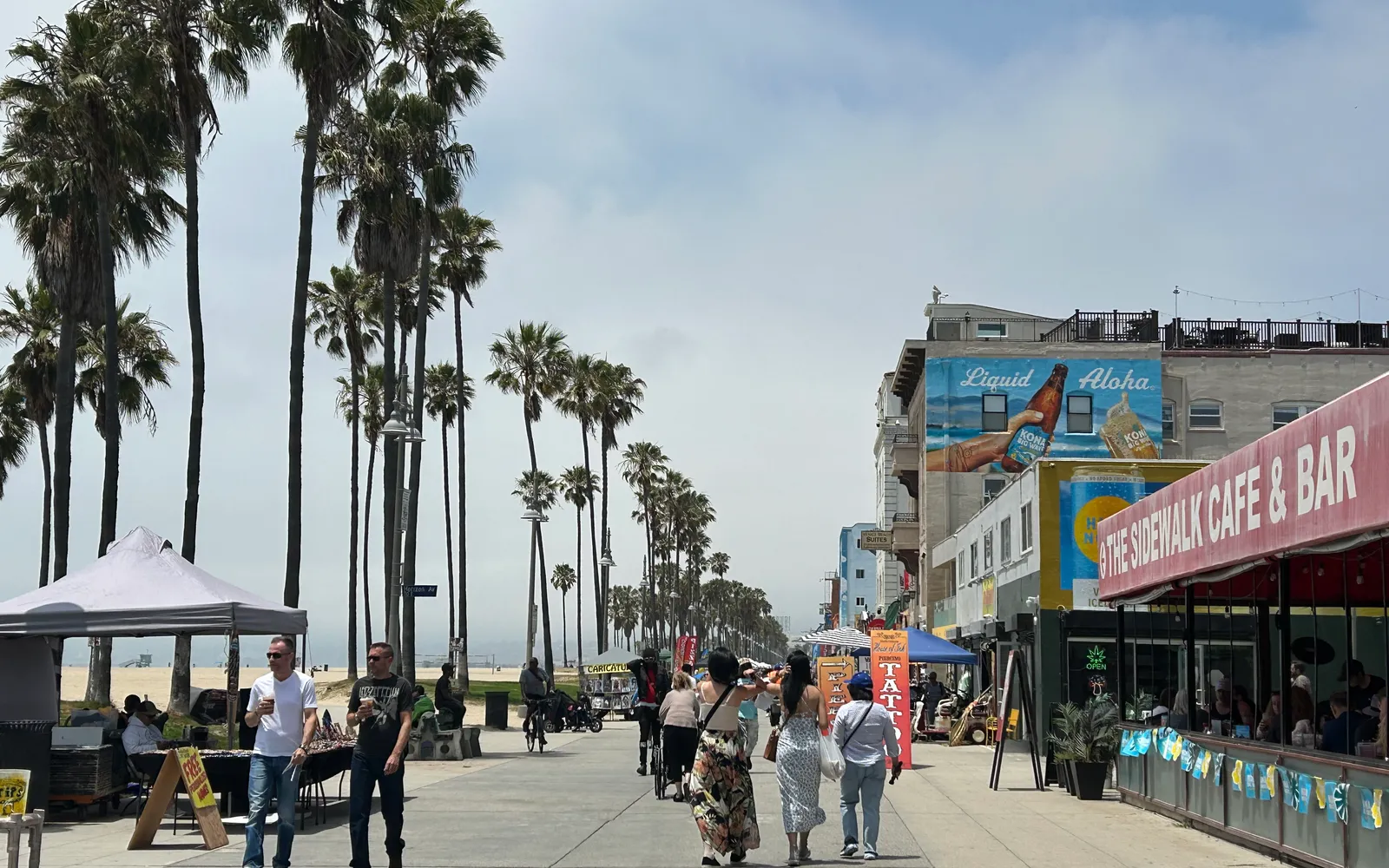 ถนนเดินเล่นริมหาด Venice Boardwalk ร้านค้าสีสัน ศิลปินข้างถนน และหาดทรายขาวยาวตลอดแนว บรรยากาศฮิปปี้ผสมบีชบอยสไตล์แคลิฟอร์เนีย