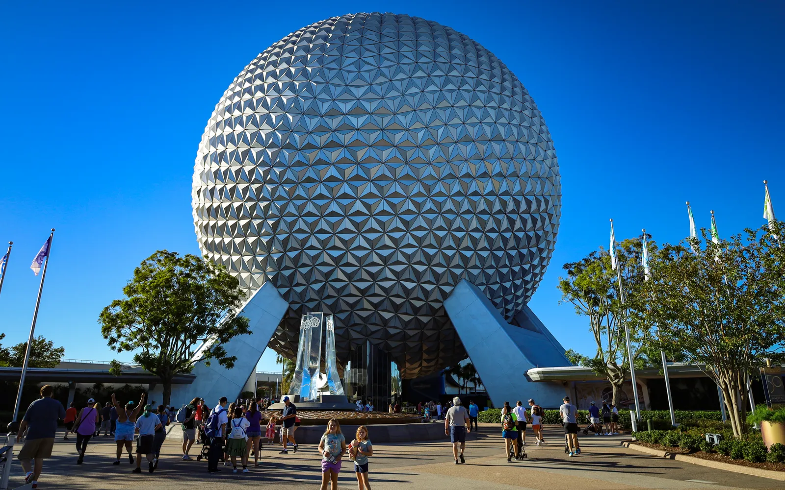 Spaceship Earth ทรงกลมสีเงินสูง 55 เมตร สัญลักษณ์ของ EPCOT ยืนตระหง่านกลางสวนท่ามกลางแสงยามเย็น