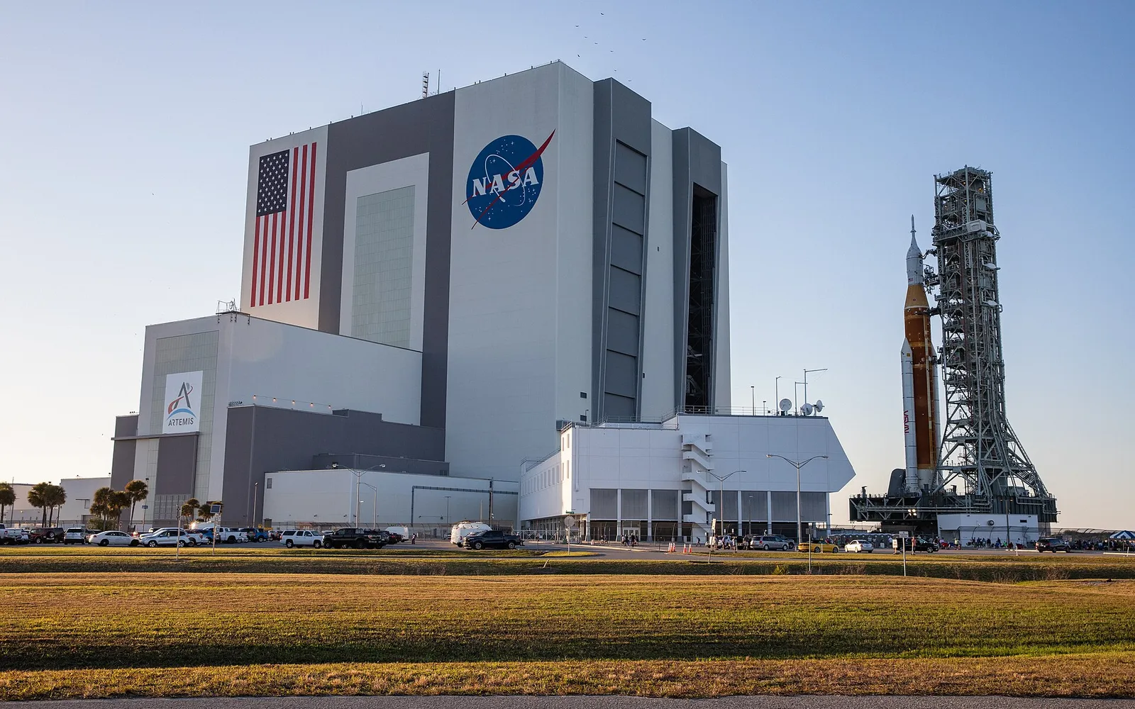จรวด Saturn V ขนาดยักษ์จัดแสดงนอนราบในอาคาร Apollo/Saturn V Center ที่ Kennedy Space Center ผู้เยี่ยมชมดูแล้วตัวเล็กมากเมื่อเทียบกับจรวด