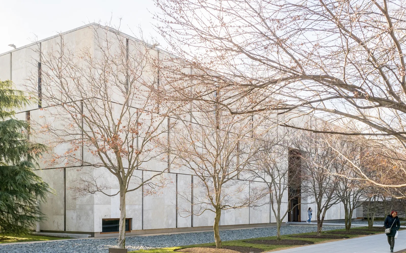 ห้องแสดงงานศิลปะภายใน Barnes Foundation เต็มไปด้วยภาพวาด Renoir และ Matisse เรียงชิดกัน