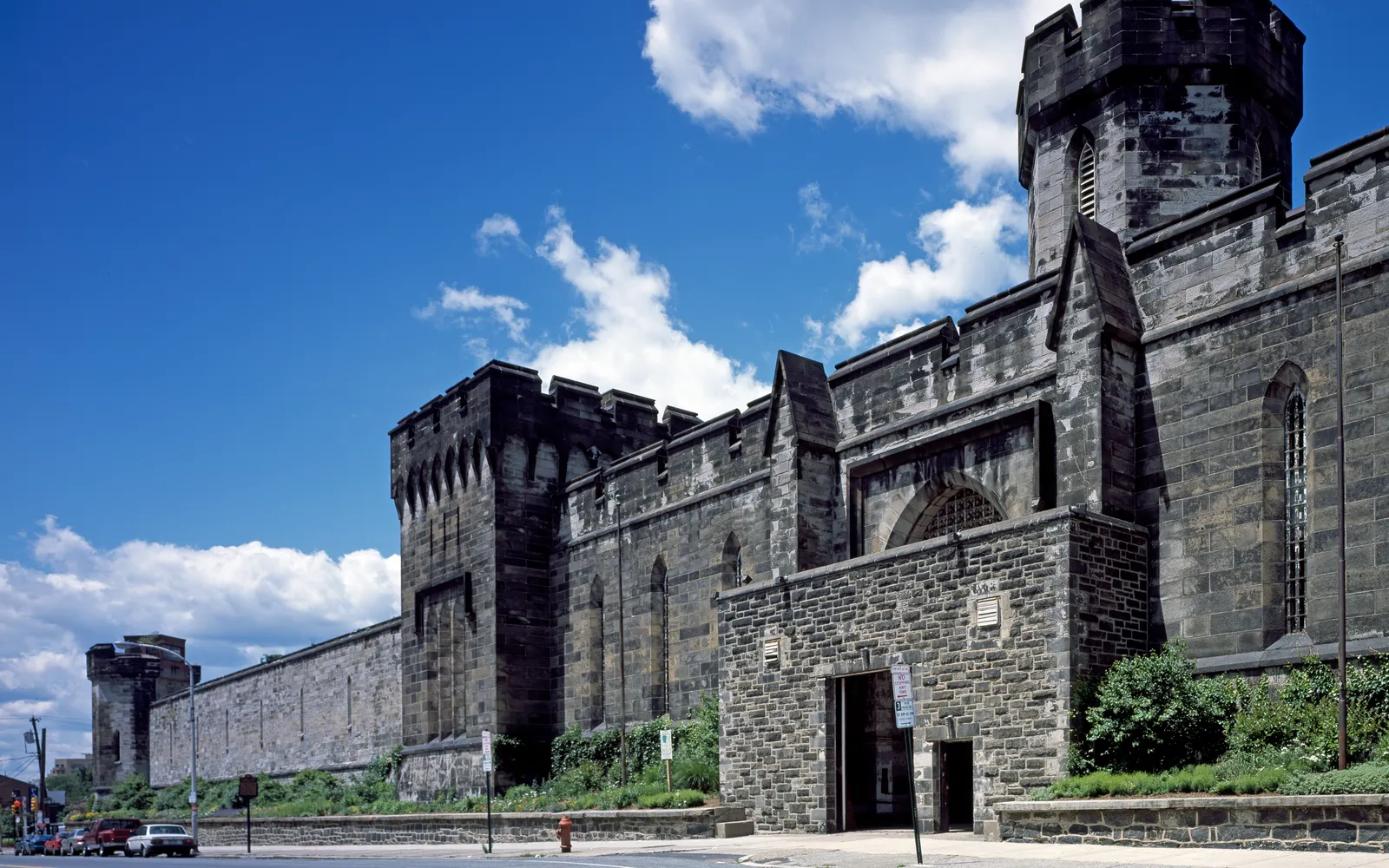 ทางเดินทรุดโทรมน่าขนลุกภายในเรือนจำเก่า Eastern State Penitentiary ฟิลาเดลเฟีย