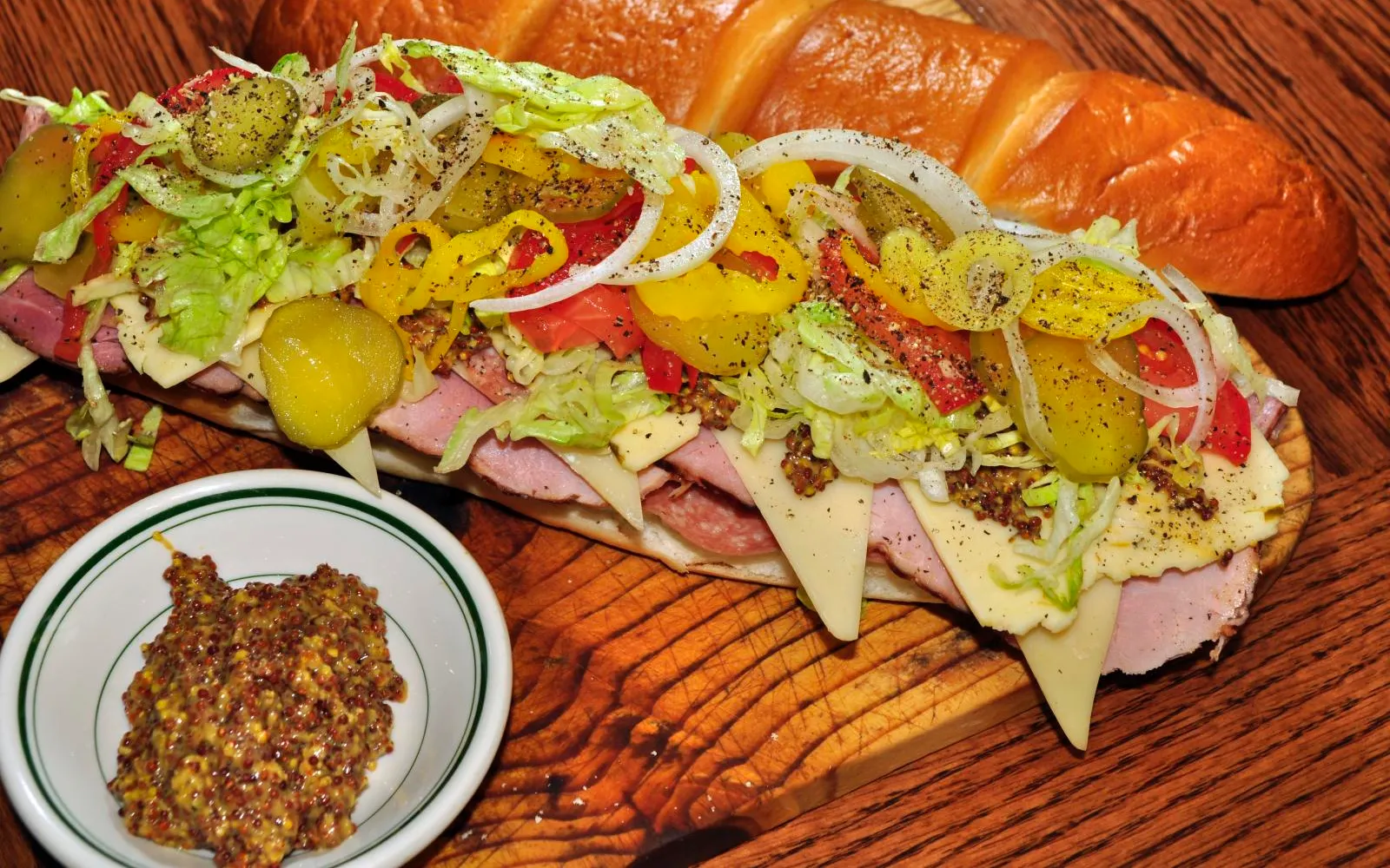 แซนด์วิช Hoagie ขนมปังยาวยัดไส้เนื้อสดหลายชนิด ผัก และน้ำสลัด Italian