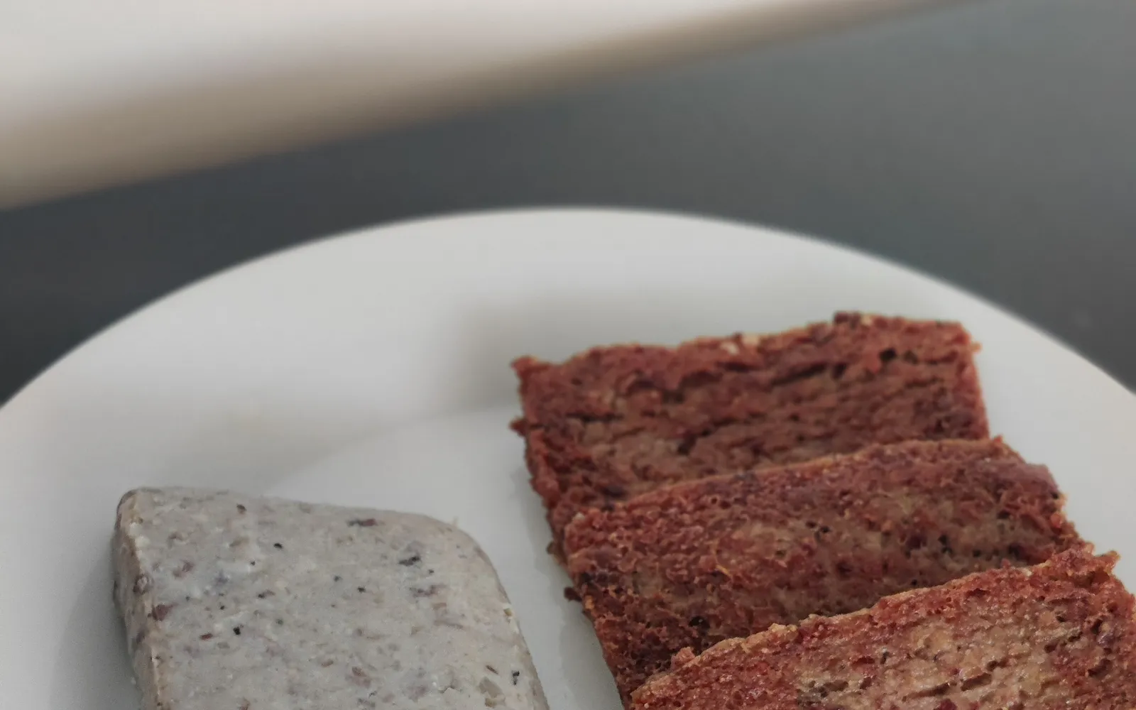 แผ่น Scrapple สีน้ำตาลทองกรอบ เสิร์ฟเป็นอาหารเช้าสไตล์เพนซิลเวเนีย