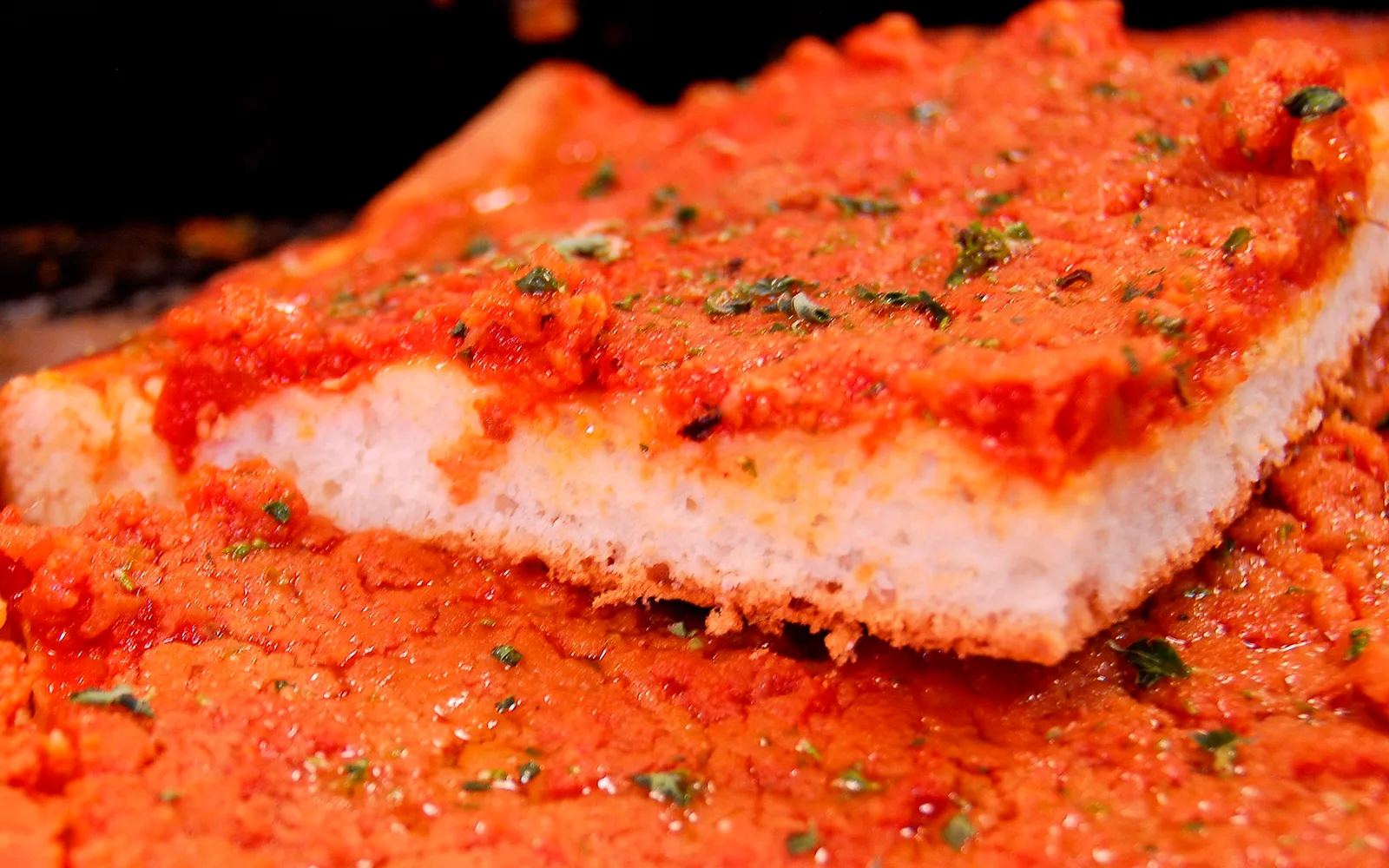 Tomato Pie แผ่นแป้งหนาราดซอสมะเขือเทศเข้มข้นไม่มีชีส สไตล์ฟิลาเดลเฟีย