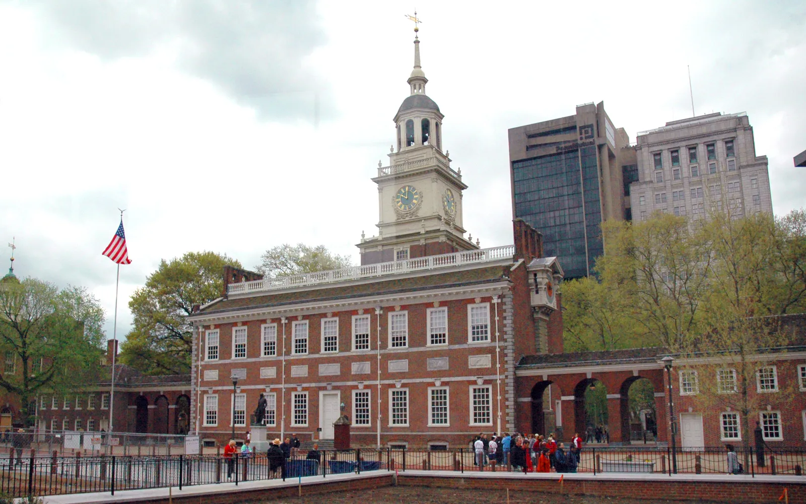 อาคาร Independence Hall อิฐแดงสไตล์โคโลเนียลกับหอนาฬิกาสีขาวกลางเมืองฟิลาเดลเฟีย
