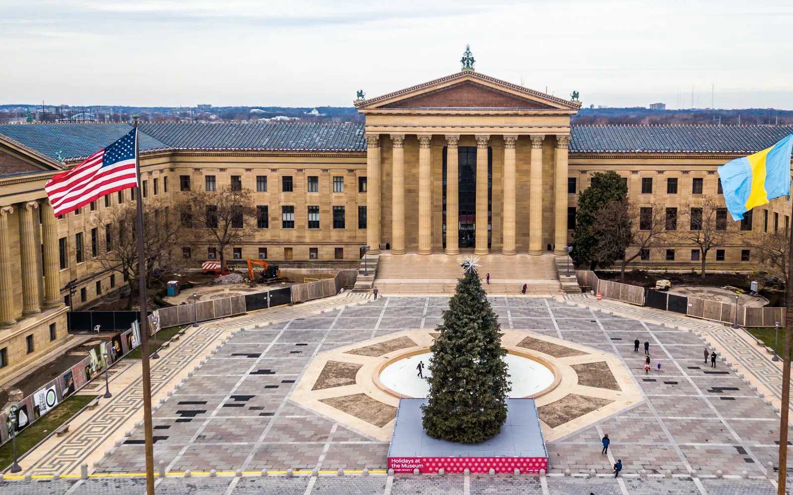 บันได Rocky Steps และอาคาร Philadelphia Museum of Art สไตล์กรีกโบราณที่มีโดมสง่างาม