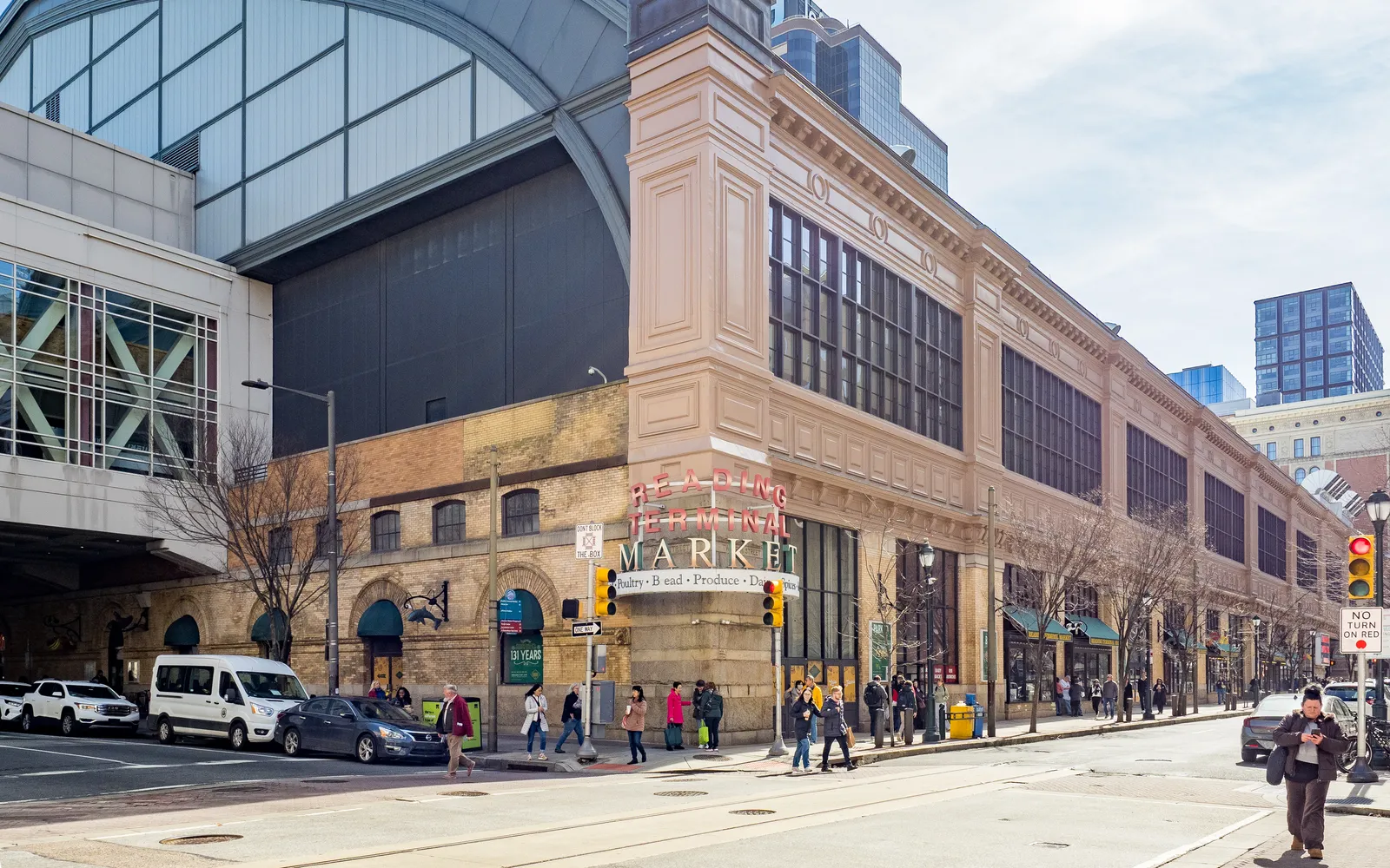 ตลาดร่มในร่มขนาดใหญ่ Reading Terminal Market เต็มไปด้วยร้านอาหารและแผงขายของสด