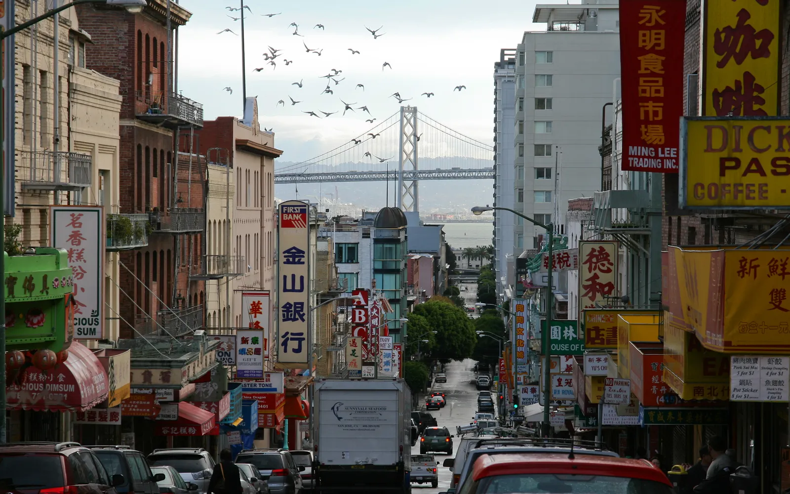 ซุ้มประตู Dragon Gate และโคมไฟแดงตามถนน Grant Avenue ในไชน่าทาวน์
