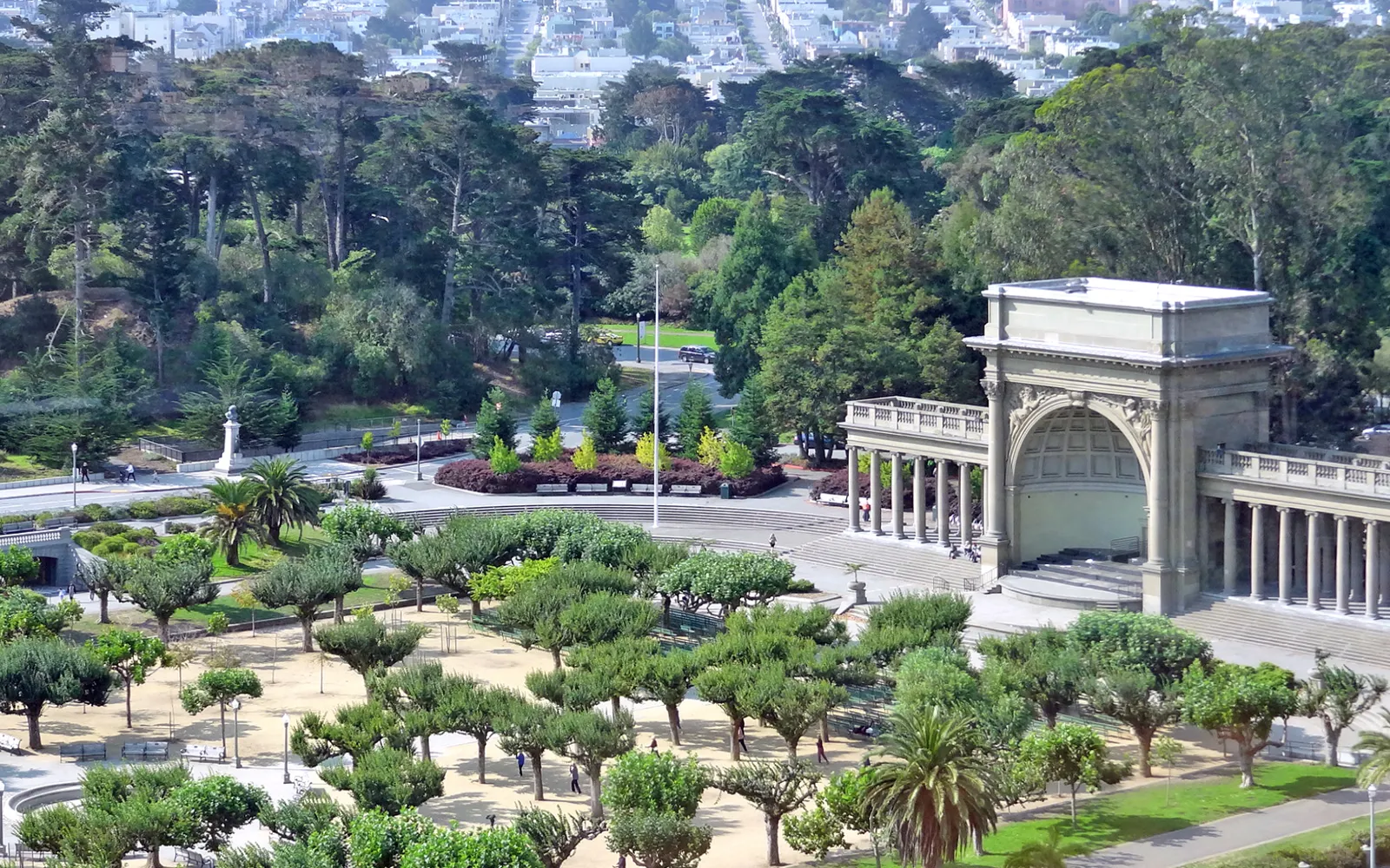 สวน Golden Gate Park พร้อมเรือนกระจก Conservatory of Flowers สีขาวและแปลงดอกไม้