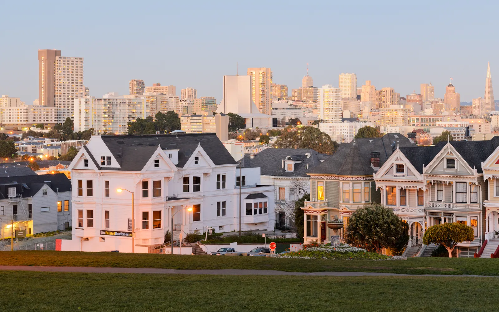 แถวบ้านวิกตอเรียนสีพาสเทล Painted Ladies เรียงกันโดยมี skyline เมืองเป็นฉากหลัง