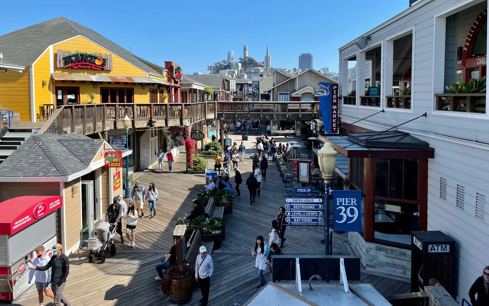 ท่าเรือ Pier 39 ที่มีสิงโตทะเลนอนอาบแดดบนแพไม้พร้อมวิวอ่าว
