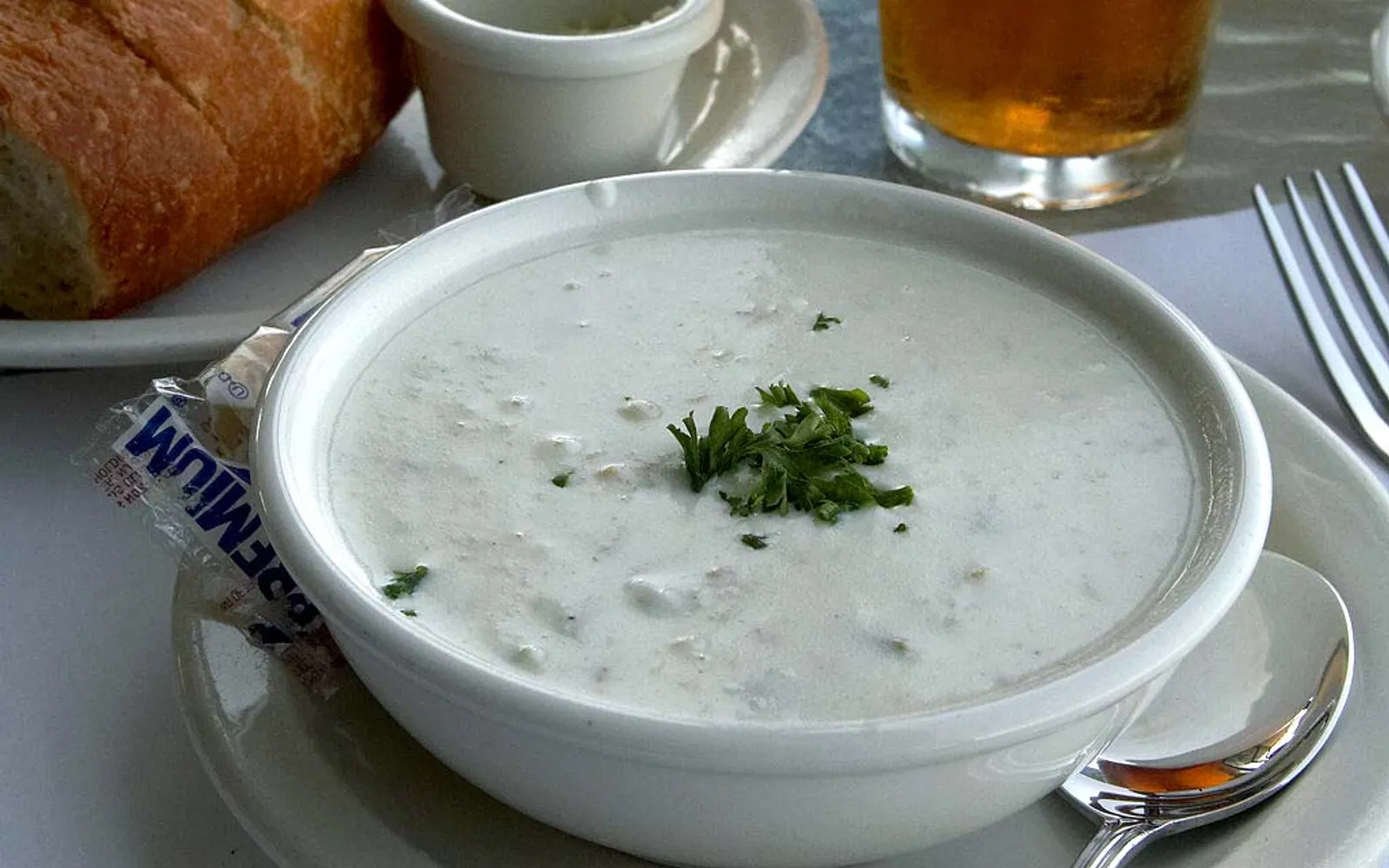 ซุปหอยลายสีขาวครีมเข้มข้นเสิร์ฟในขนมปัง sourdough bowl