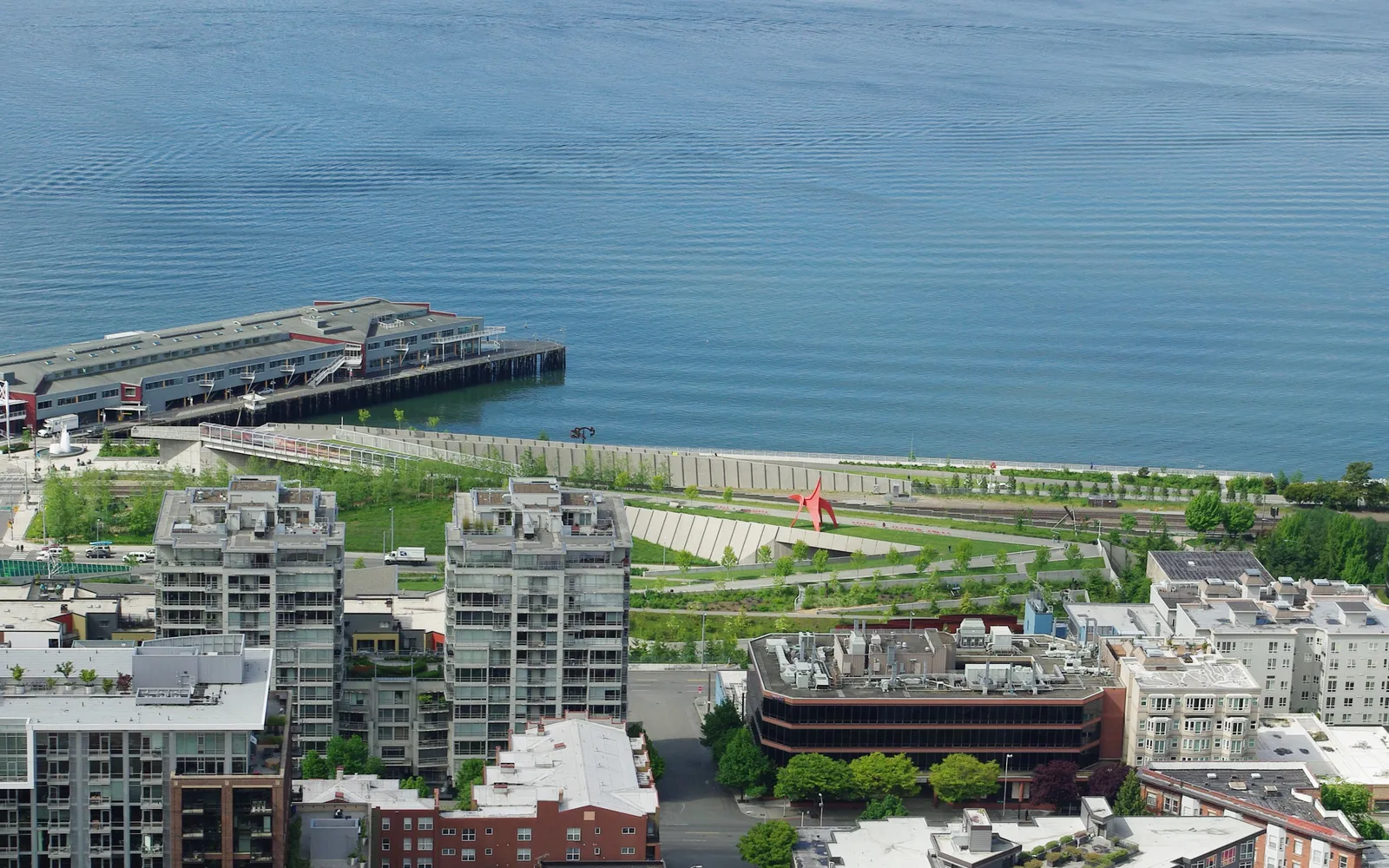 ประติมากรรม Eagle ของ Alexander Calder ตั้งตระหง่านในสวน Olympic Sculpture Park พร้อมวิว Puget Sound