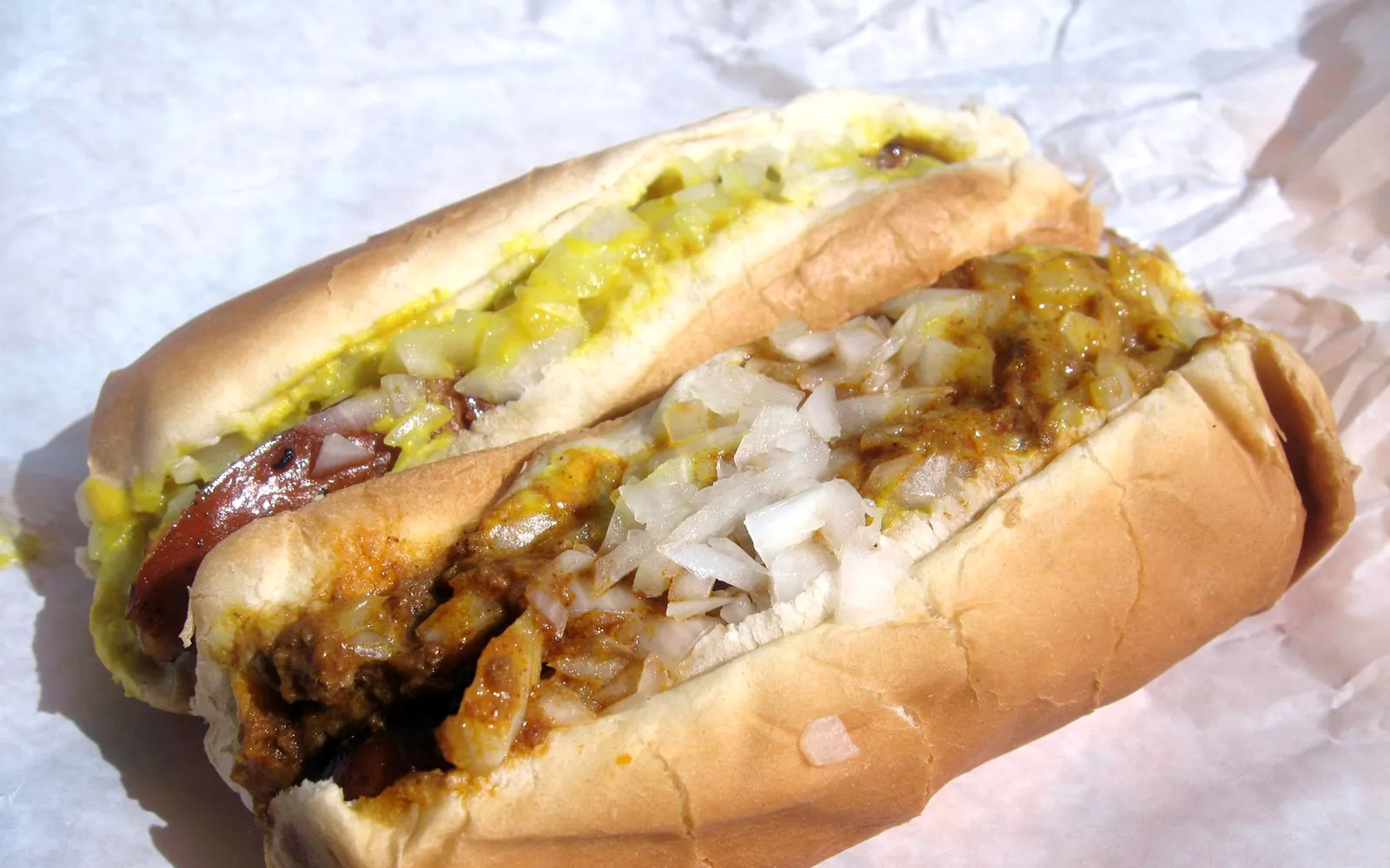6 อาหารวอชิงตัน ดี.ซี. ที่ต้องลองให้ได้ — Half-smoke เนื้อปูซอฟต์เชลล์ และ Ben's Chili Bowl ตำนาน