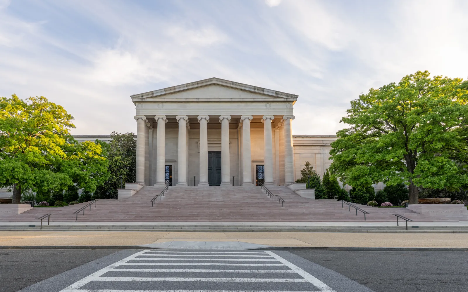 ภายใน East Building ของ National Gallery of Art เพดานกระจกสามเหลี่ยมของ I.M. Pei ส่องแสงธรรมชาติลงบนประติมากรรมสมัยใหม่ขนาดใหญ่
