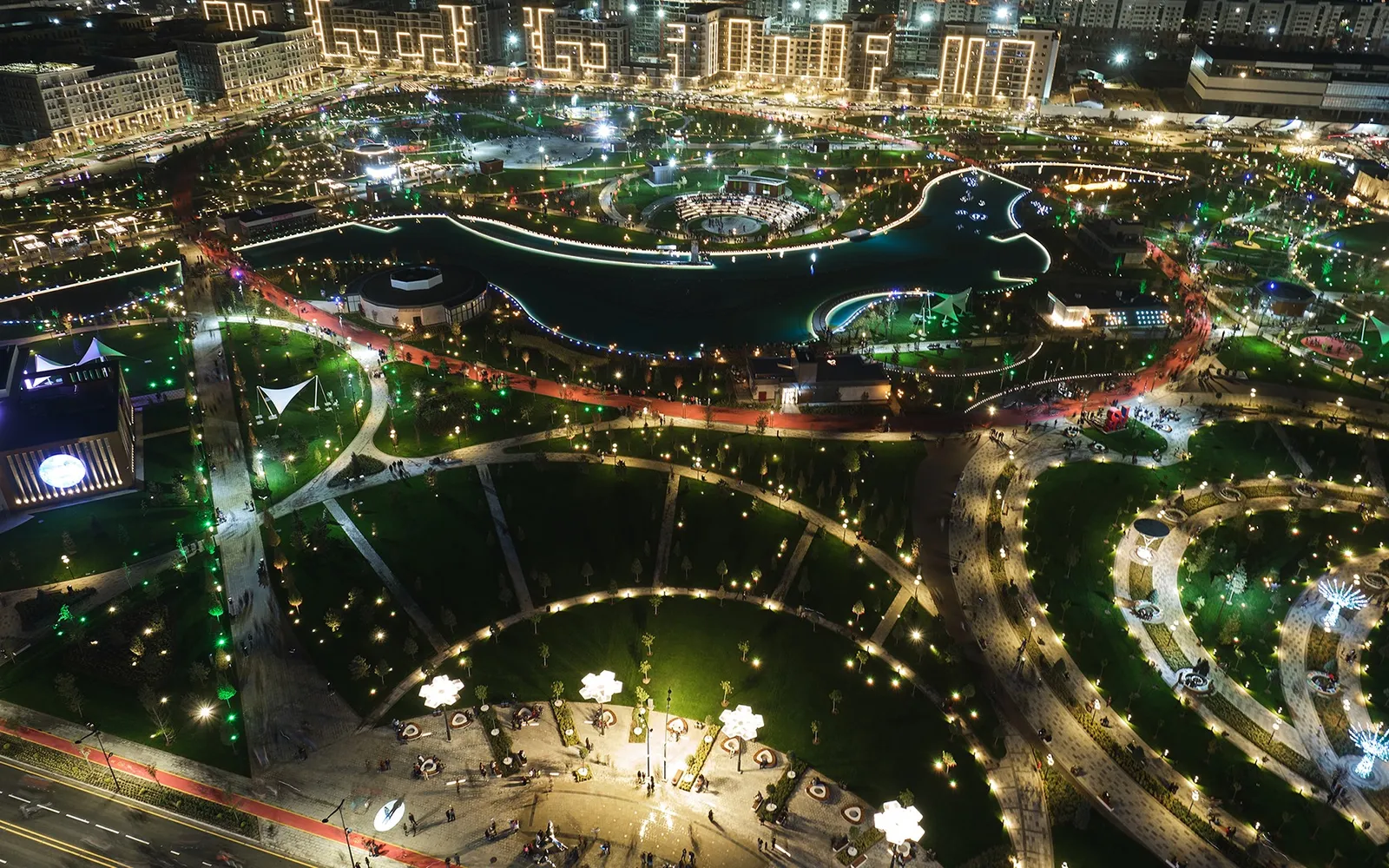 สวนเมืองทาชเคนต์ยามค่ำคืนพร้อมไฟประดับและน้ำพุ