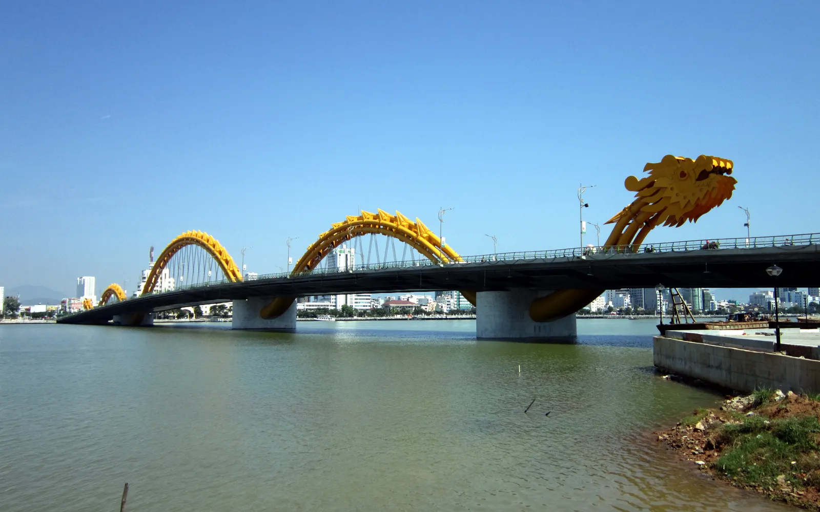 สะพานมังกรดานังสีทองข้ามแม่น้ำฮัน ยามค่ำคืนสว่างไสวด้วยไฟ LED หลากสี
