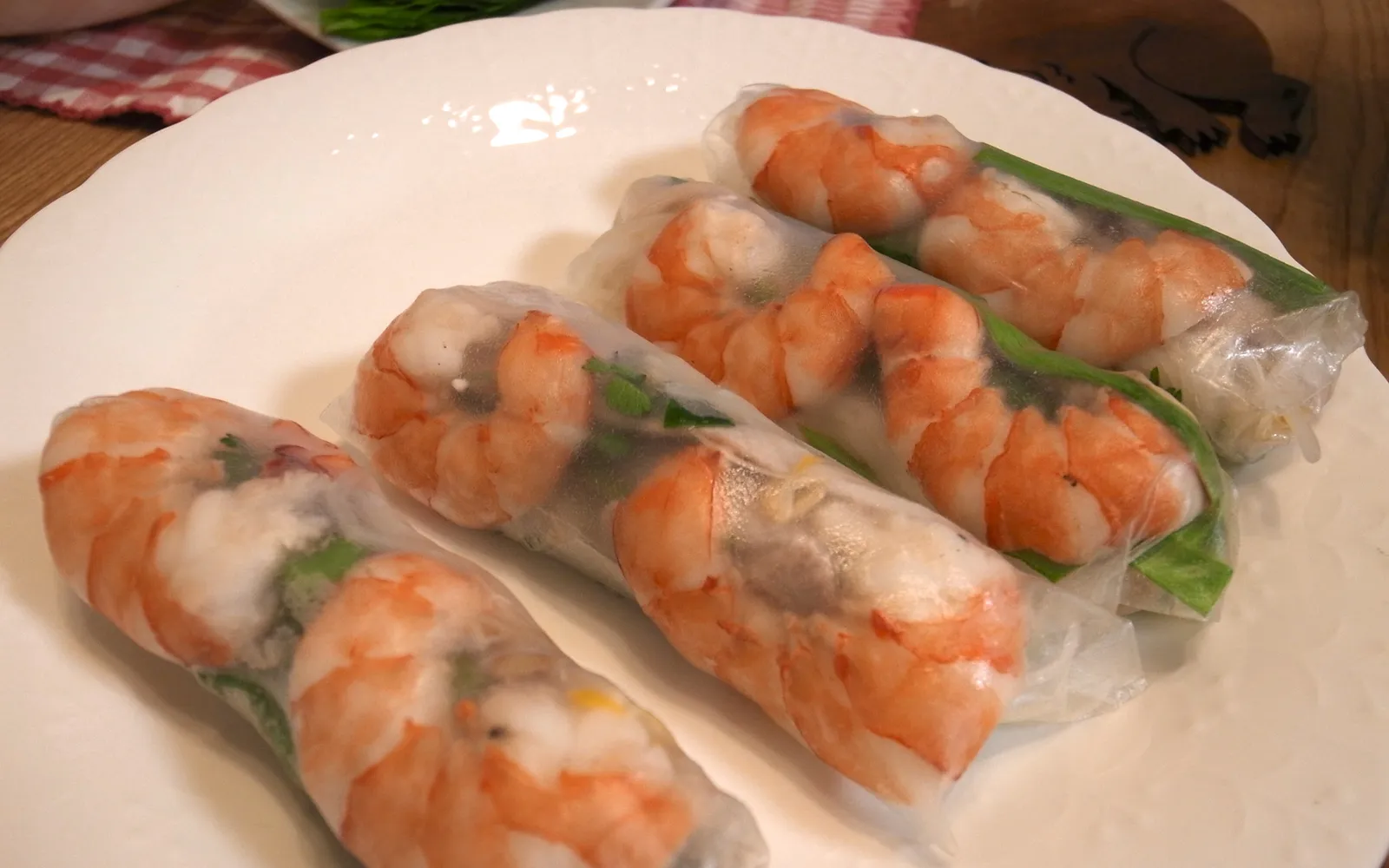 บั๋นตร่างกวนทิตเฮียว หมูต้มห่อด้วยแผ่นข้าวเจ้าและผักสด จิ้มในน้ำพริกหมักปลาแอนโชวีสีเหลือง