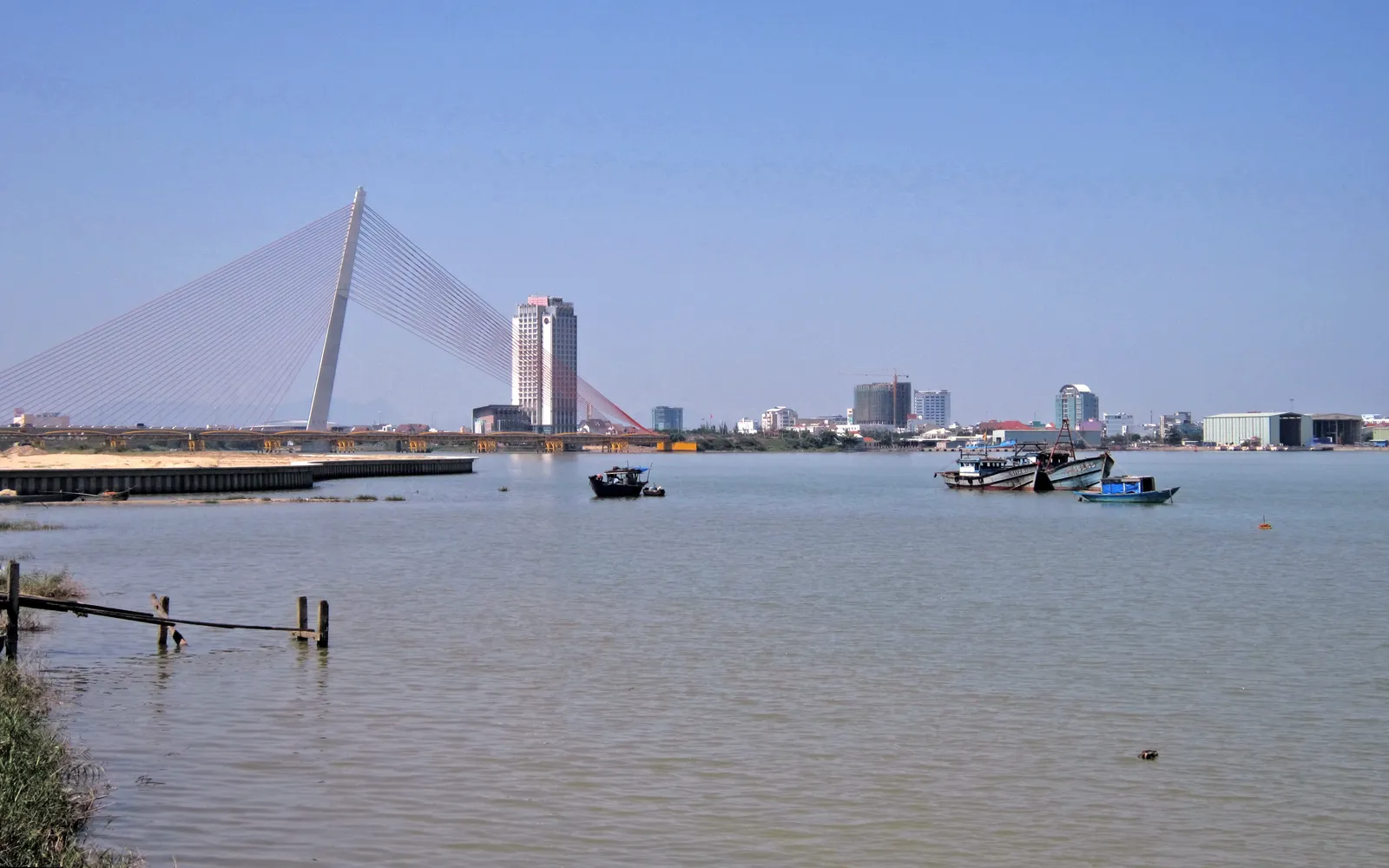 ภายในตลาดฮันดานัง แผงขายผ้าไหม เครื่องเทศ อาหารสด และของที่ระลึกเต็มสองชั้น
