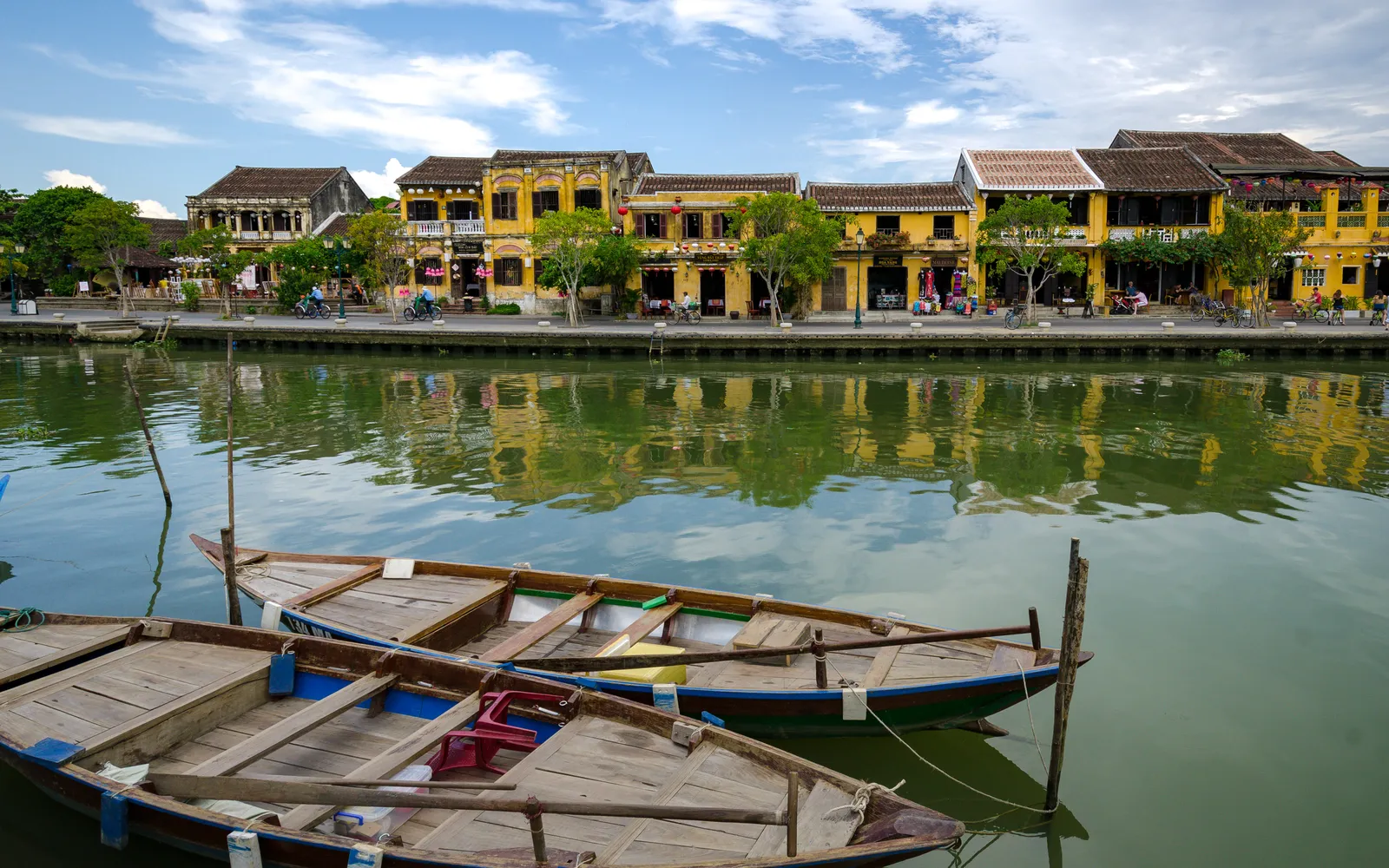 ย่านเมืองเก่าฮอยอันยามค่ำ โคมไฟสีสันสาดแสงสะท้อนในแม่น้ำทู้โบน