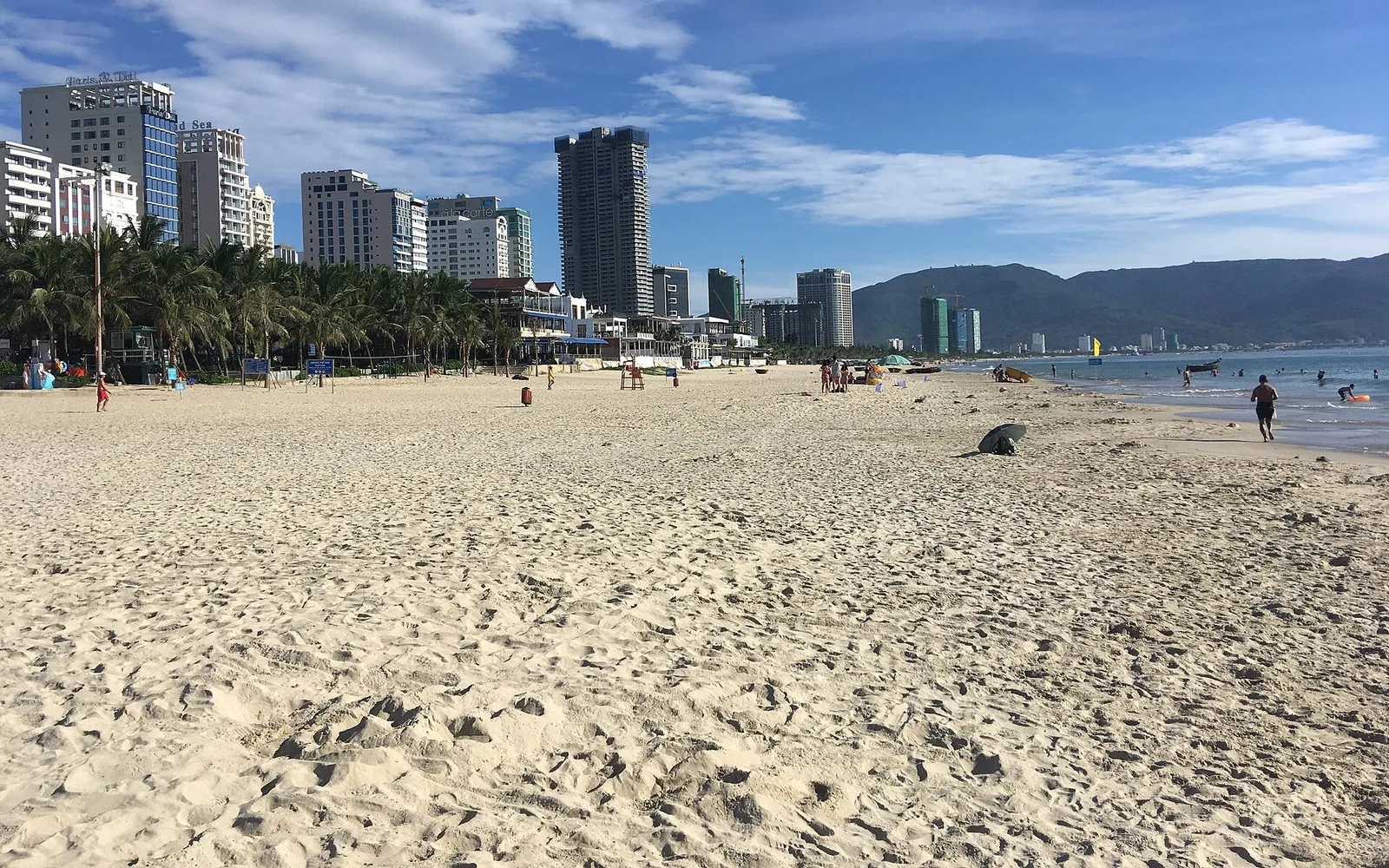 หาดมีเค่ดานัง ทรายขาวละเอียดยาวหลายกิโลเมตรพร้อมน้ำทะเลสีฟ้าใสยามเช้า