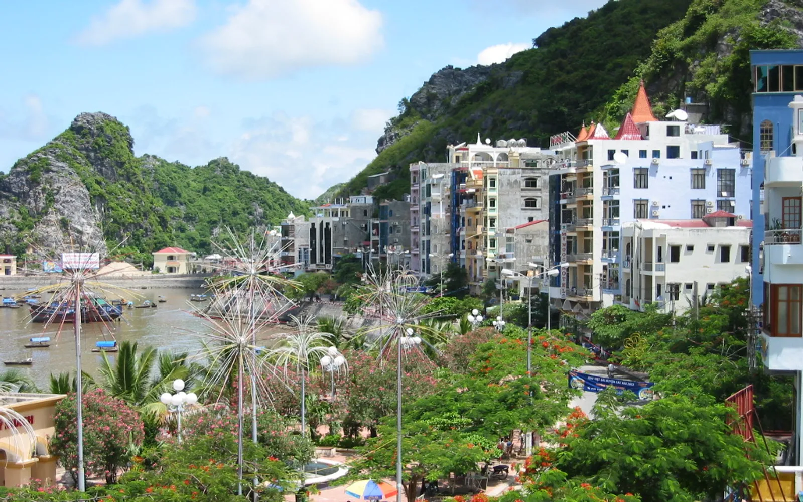 ทิวทัศน์ป่าเขียวชอุ่มและน้ำทะเลสีครามของเกาะกัตบา