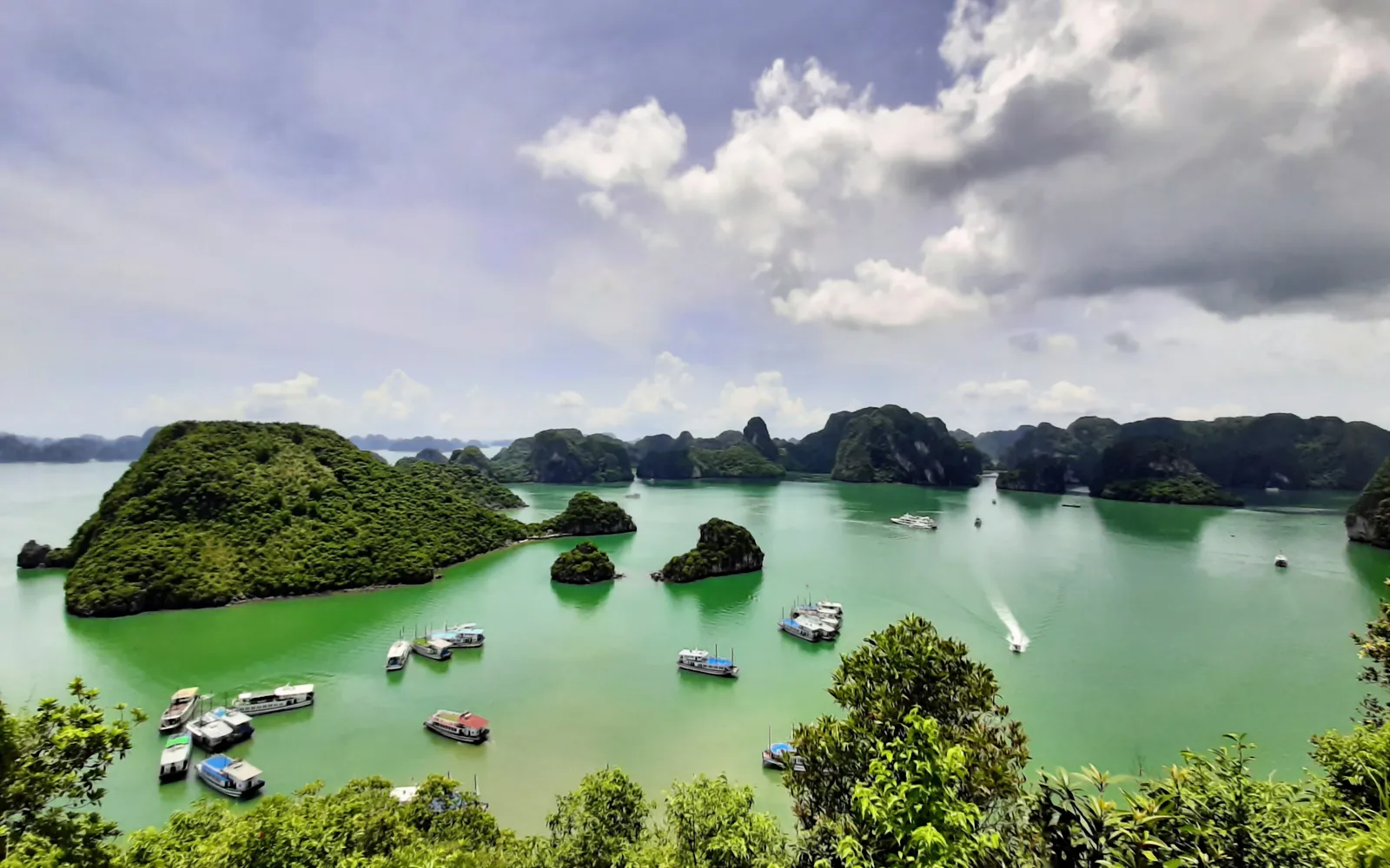 หินงอกหินย้อยสีส้มทองในถ้ำซุงโซต ถ้ำที่ใหญ่ที่สุดในอ่าวฮาลอง