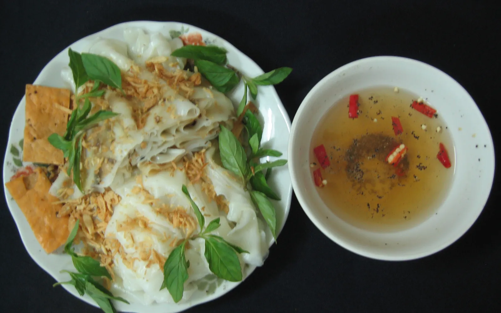บั๊นก่วนแผ่นข้าวนึ่งห่อไส้หมูเห็ดเสิร์ฟกับน้ำจิ้ม
