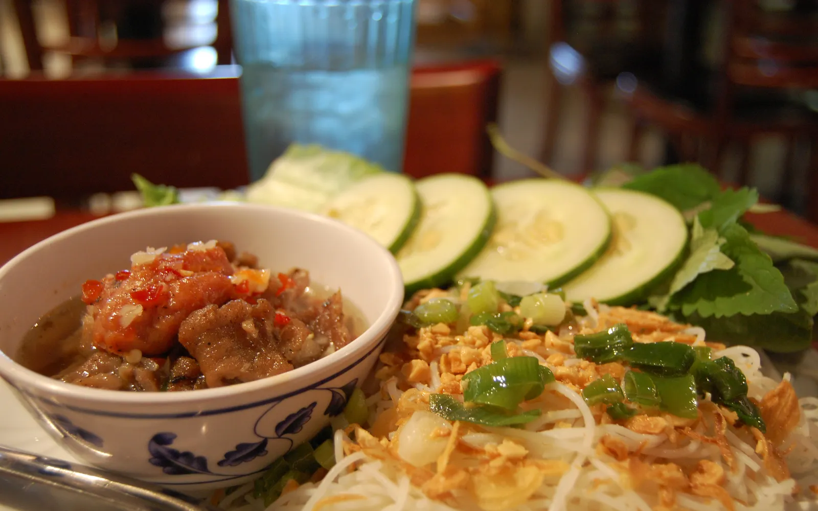 บุ๋นจ่าฮานอยเสิร์ฟพร้อมหมูปิ้งและเส้นหมี่ในน้ำจิ้มปลาใสหอม