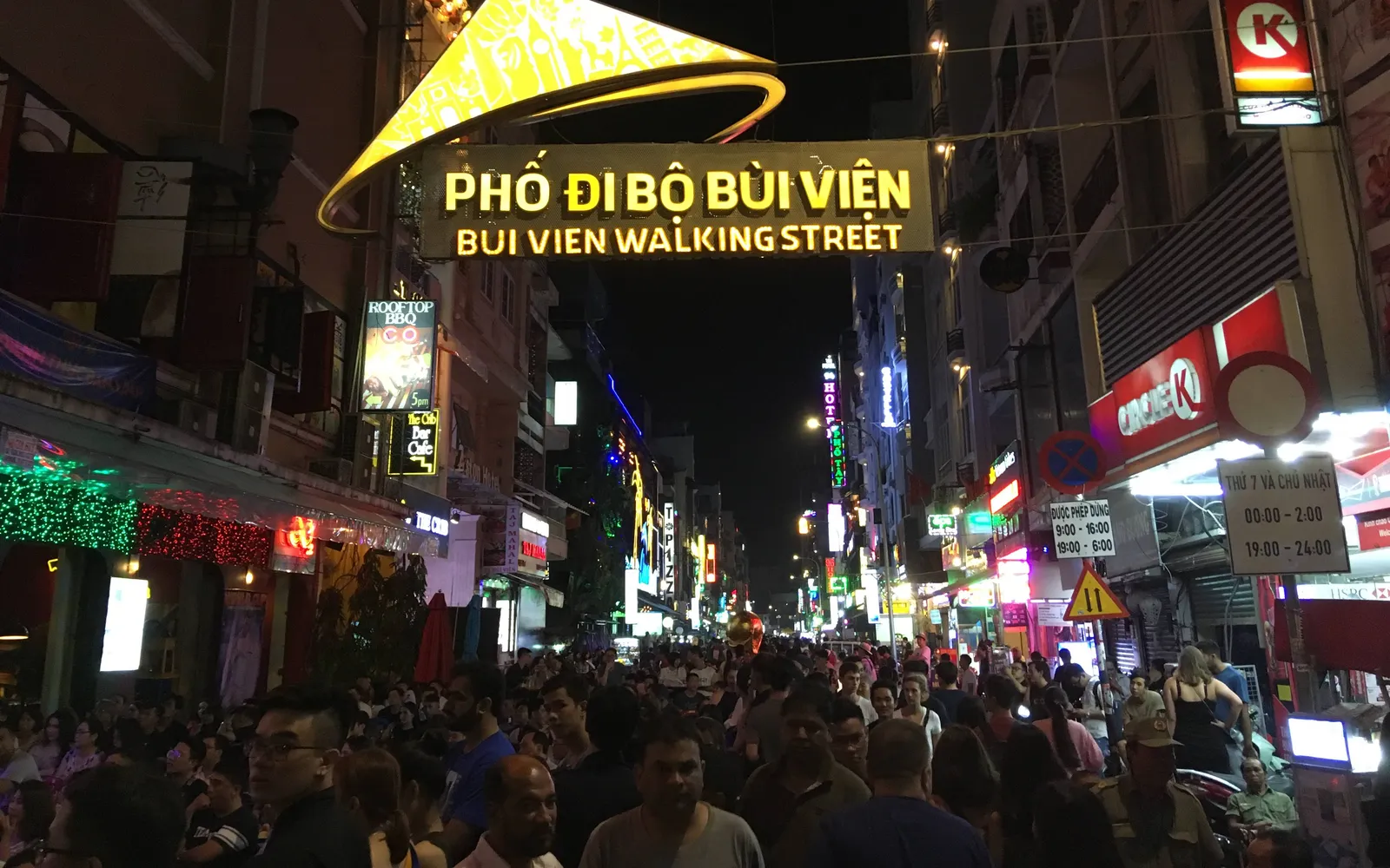ถนนบุ่ยเวียนโฮจิมินห์ยามค่ำคืน ไฟสีสันสว่างไสว บาร์และร้านอาหารทั้งสองฝั่ง นักท่องเที่ยวเดินขวักไขว่