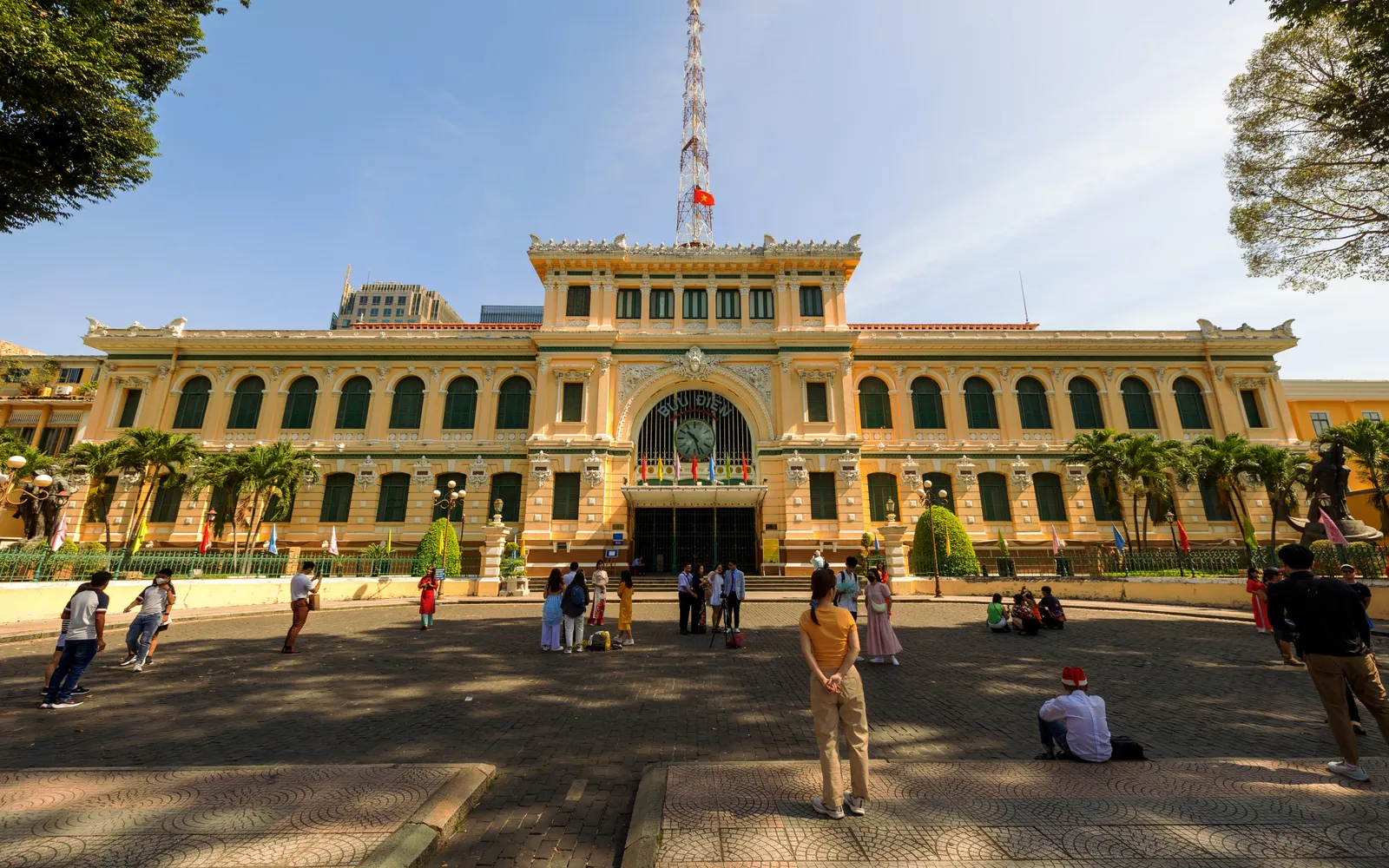 ภายในไปรษณีย์กลางไซง่อน โค้งประตูยักษ์สไตล์ฝรั่งเศส แผนที่โบราณ และโต๊ะรับส่งจดหมายแถวยาว