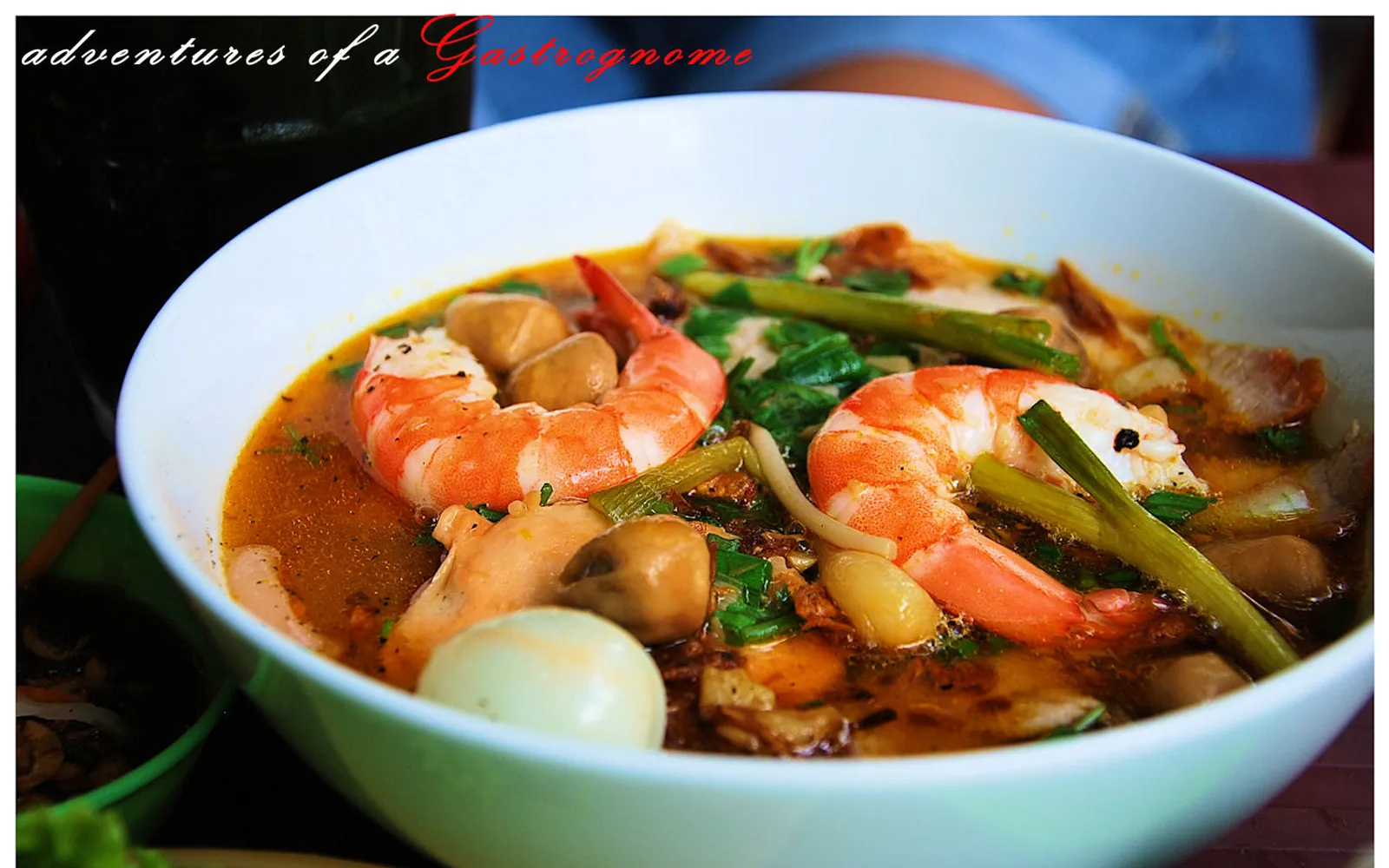 ชามหู้ตีวน้ำวังใสหอม เส้นข้าวนุ่ม กุ้งสด หมูสับ ไข่นกกระทา ผักชี และกระเทียมเจียวหอม