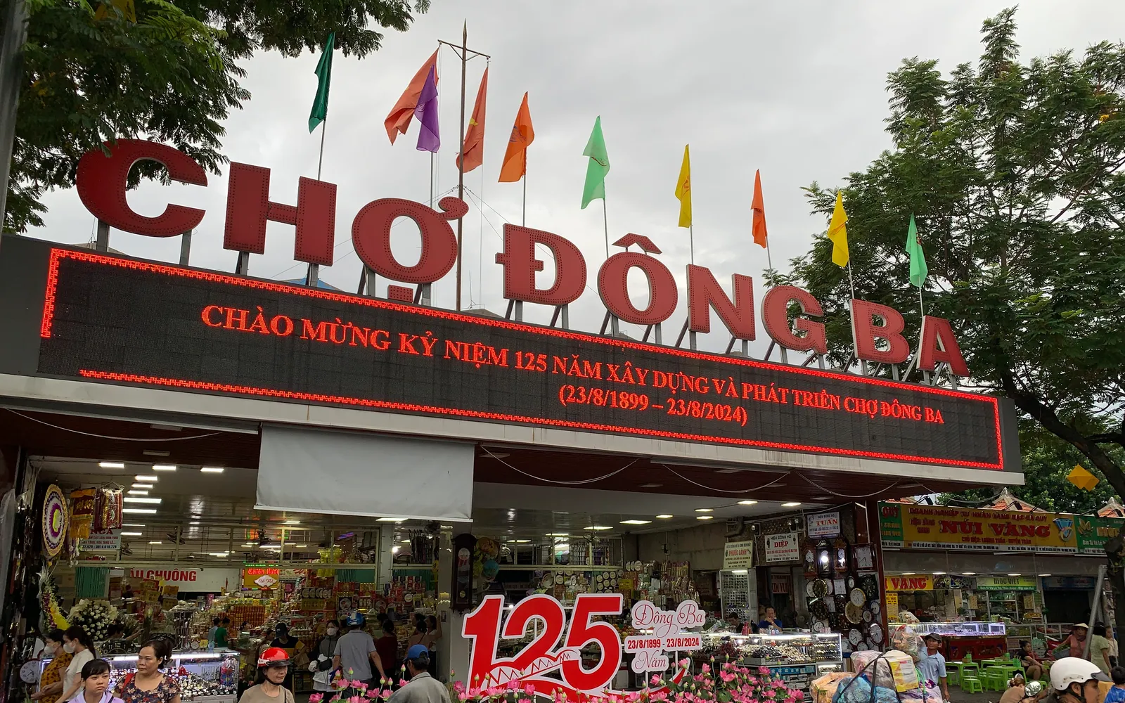 ชั้นล่างตลาดดองบ๊าเต็มไปด้วยผักผลไม้และเครื่องเทศ