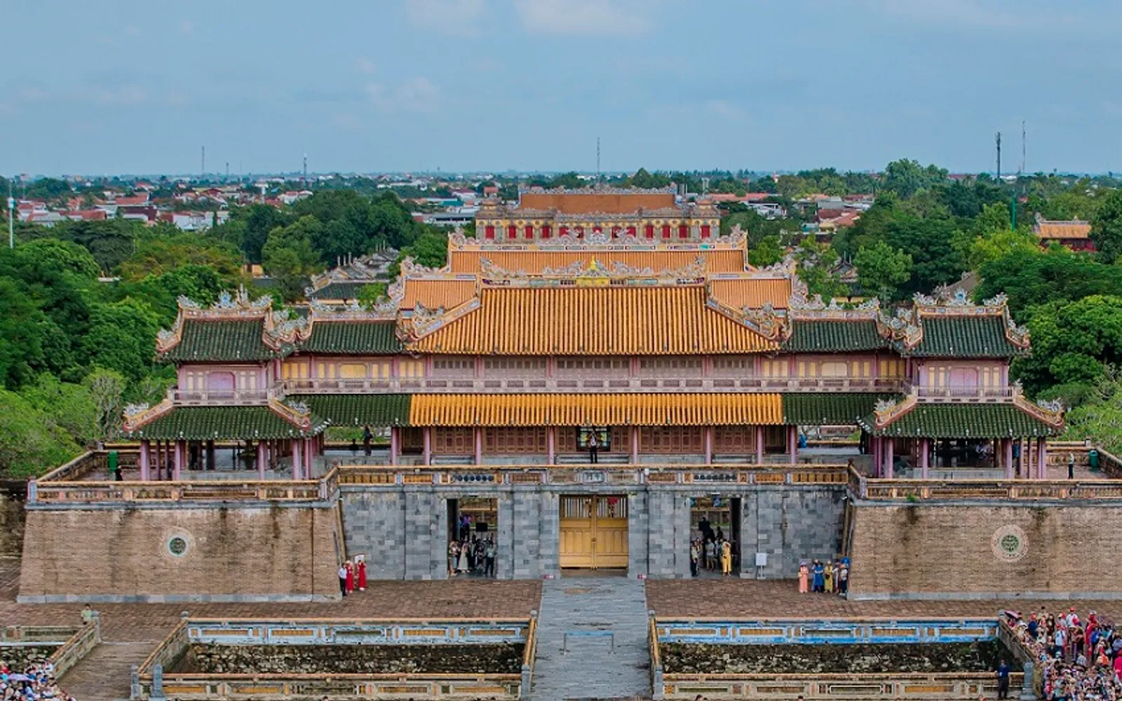 อาหารราชสำนักเว้หลากสีเสิร์ฟในถาดประณีต