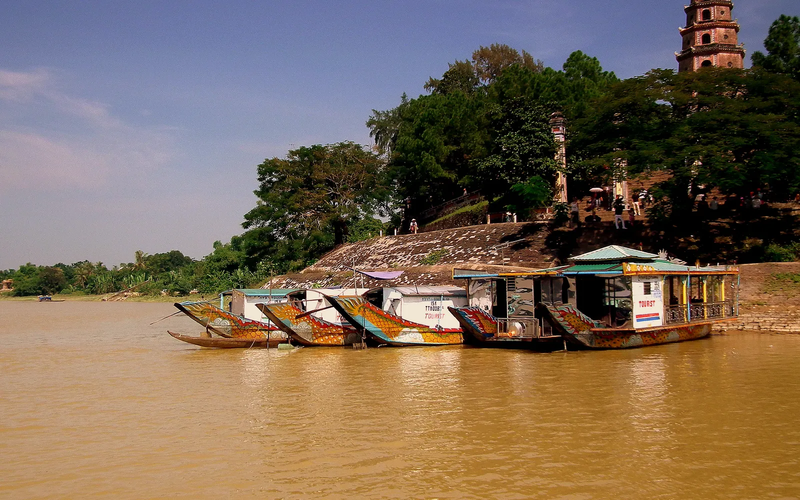 เรือมังกรบนแม่น้ำหอมยามเย็น